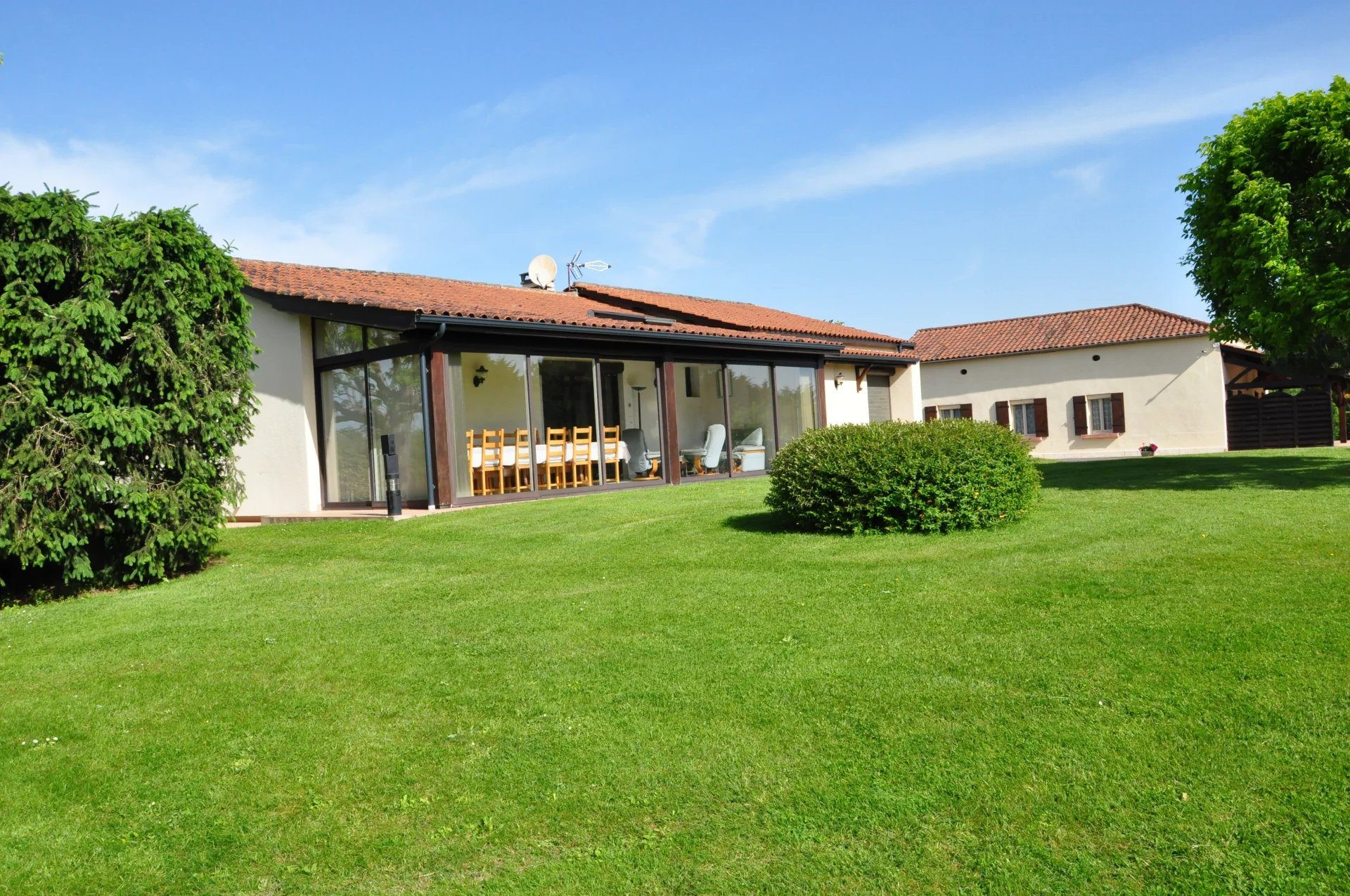 À Vendre – Maison de Plain-Pied avec Gîte Indépendant, Piscine et Parc Arboré sur 12 ha