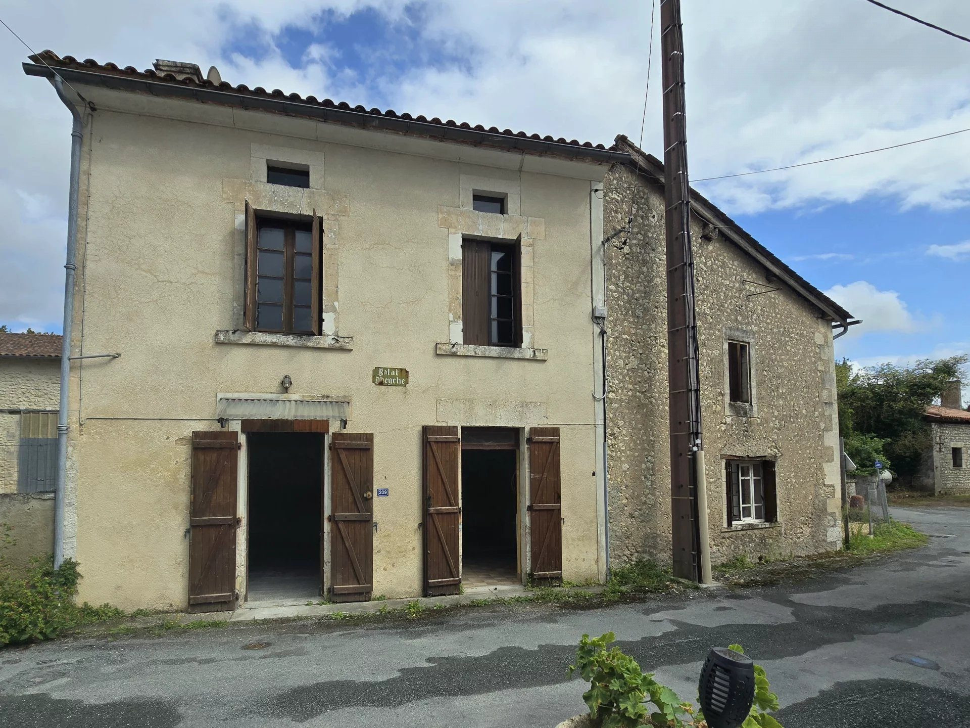 Mitoyenne 2 côtés à vendre à Saint-Paul-Lizonne, 97 m²