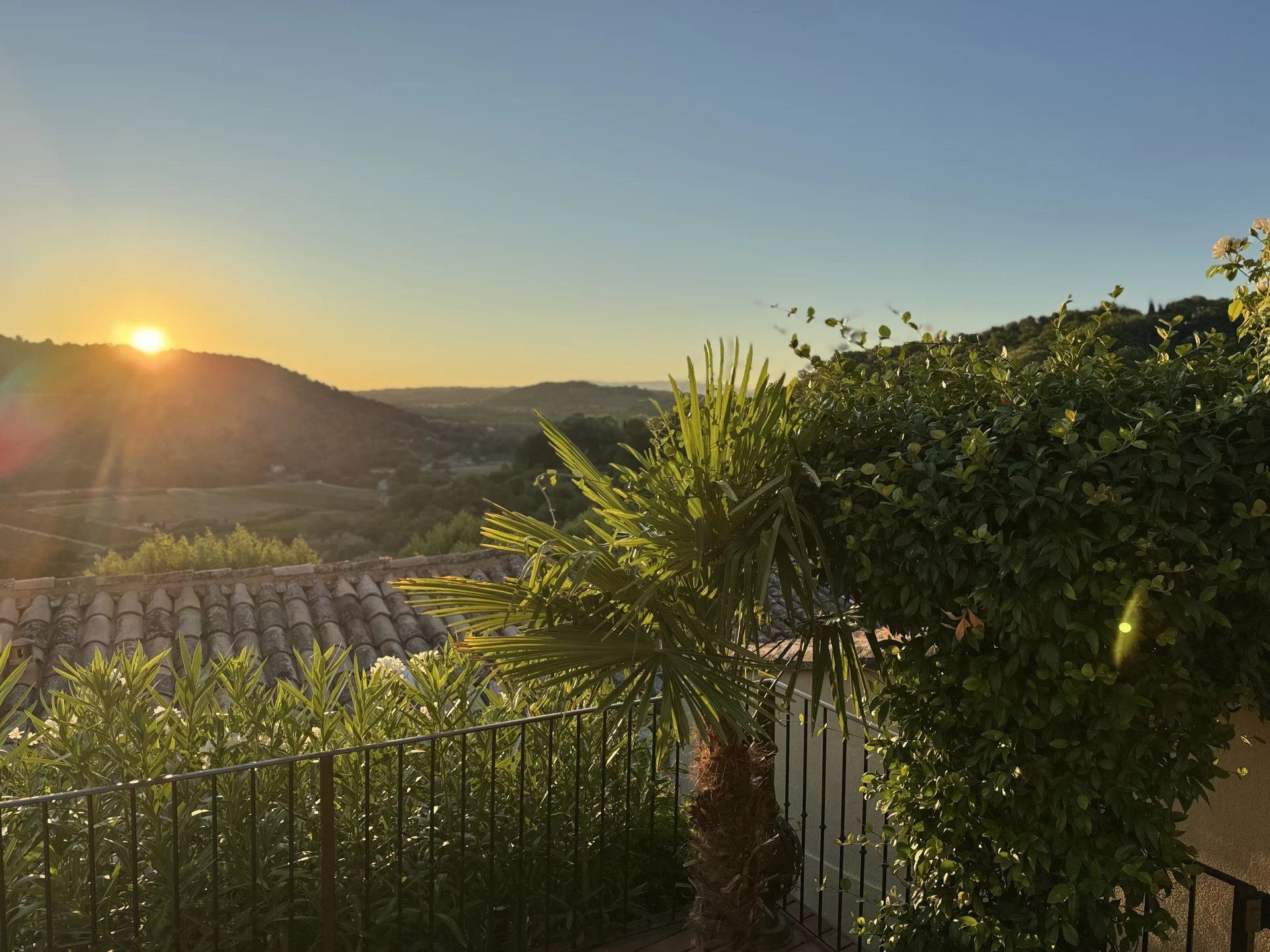 Élégance Provençale • Piscine avec Vue Panoramique • Adresse Privilégiée à Ménerbes