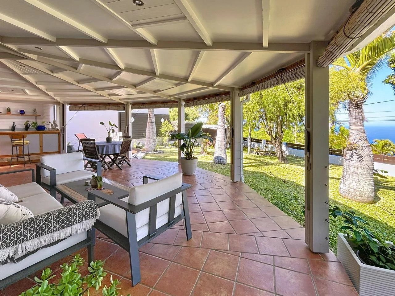 Jolie villa traditionnelle avec jardin luxuriant et vue mer imprenable