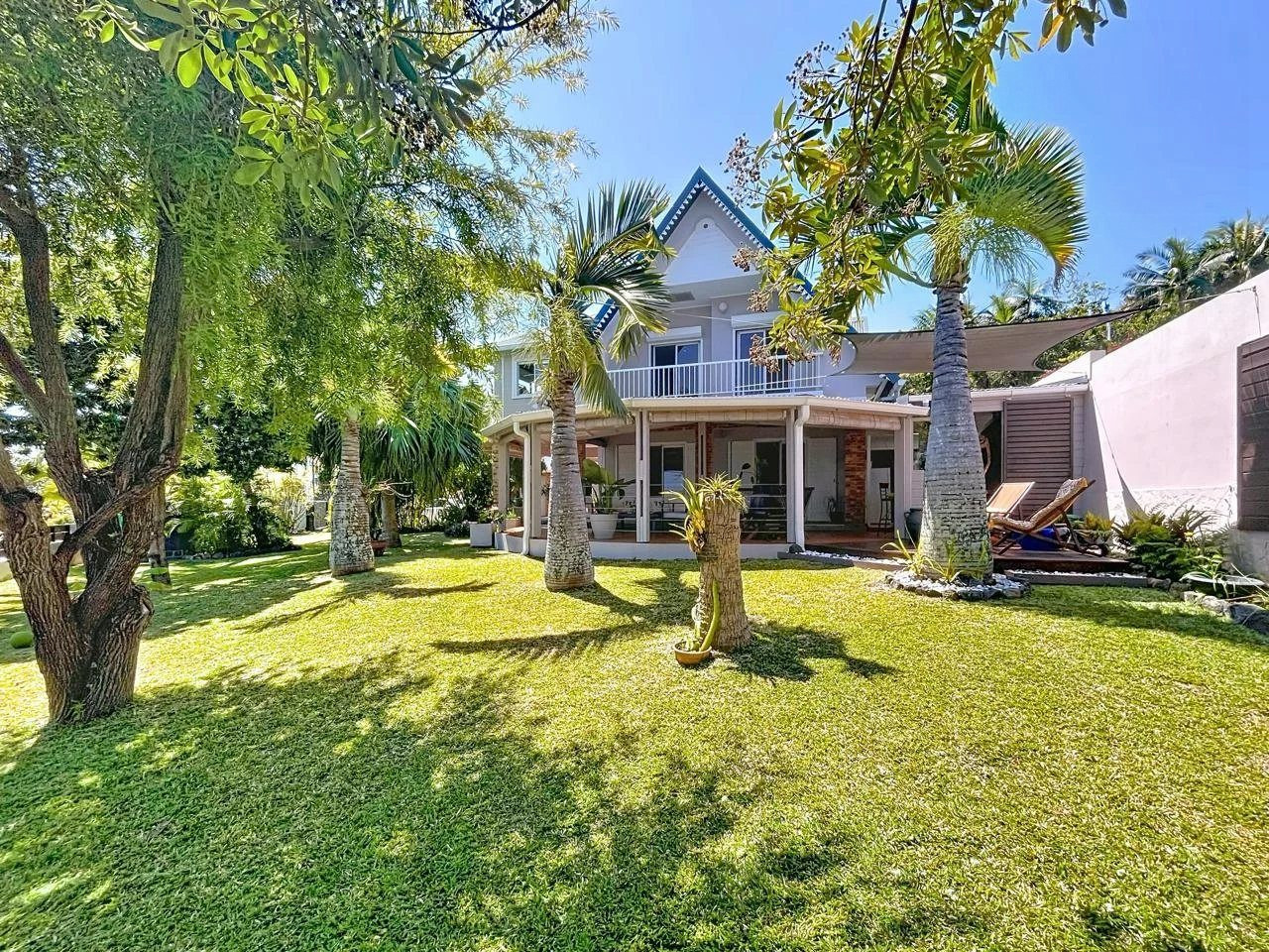 Jolie villa traditionnelle avec jardin luxuriant et vue mer imprenable