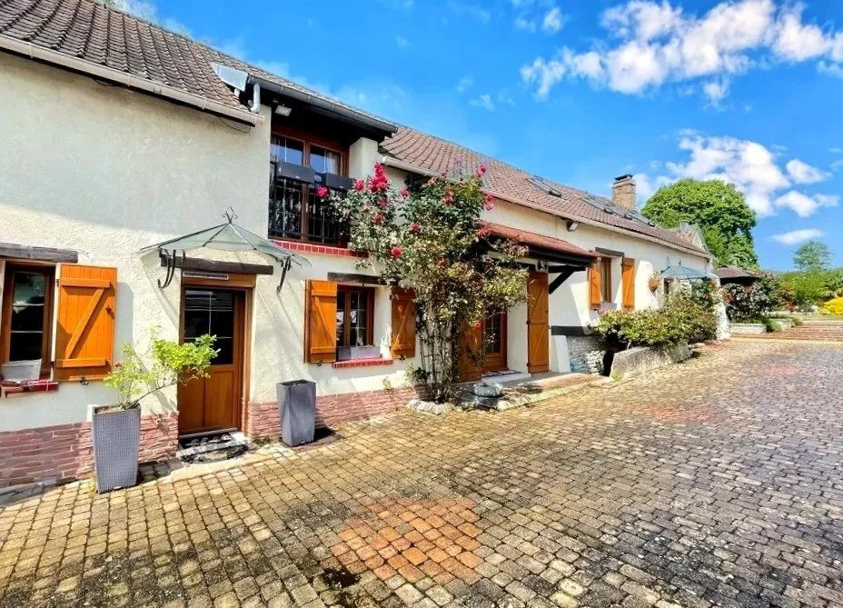 VILLAGE VALLEE D'EURE PROCHE DE PACY SUR EURE