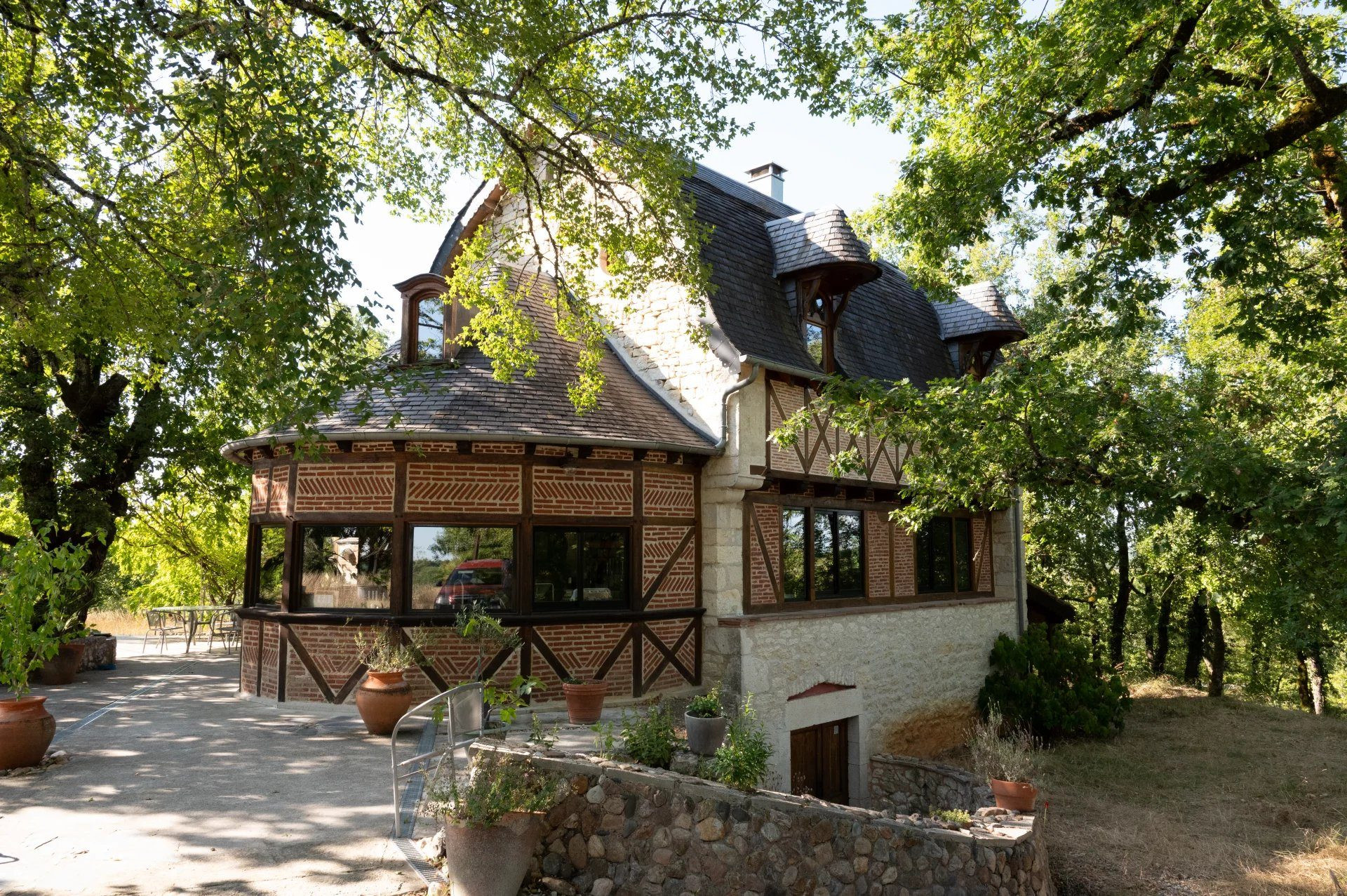 Atypical Property on 8.5 Hectares of Land 2