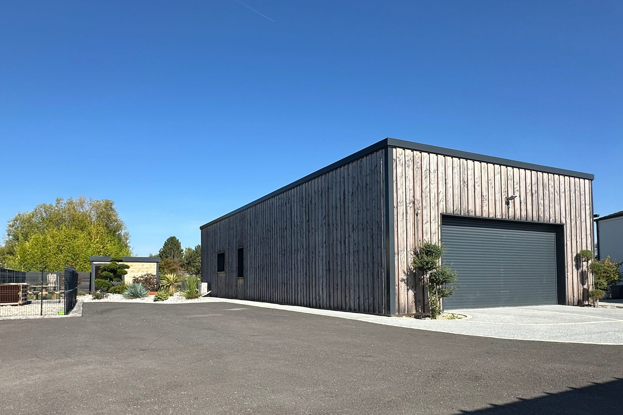 Sonnac - Contemporary single-story house with swimming pool and 71 m² garage 5