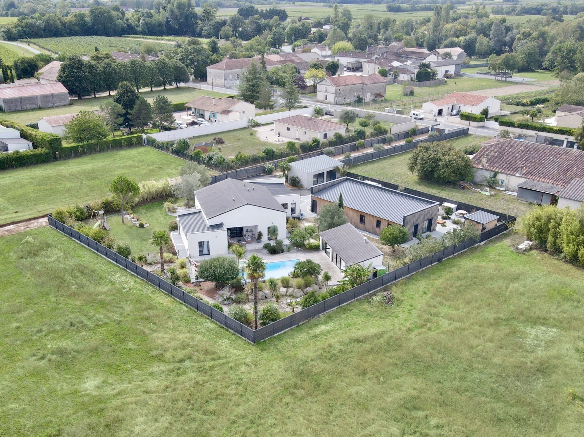 Sonnac - Maison contemporaine de plain-pied avec piscine et garage de 71 m²