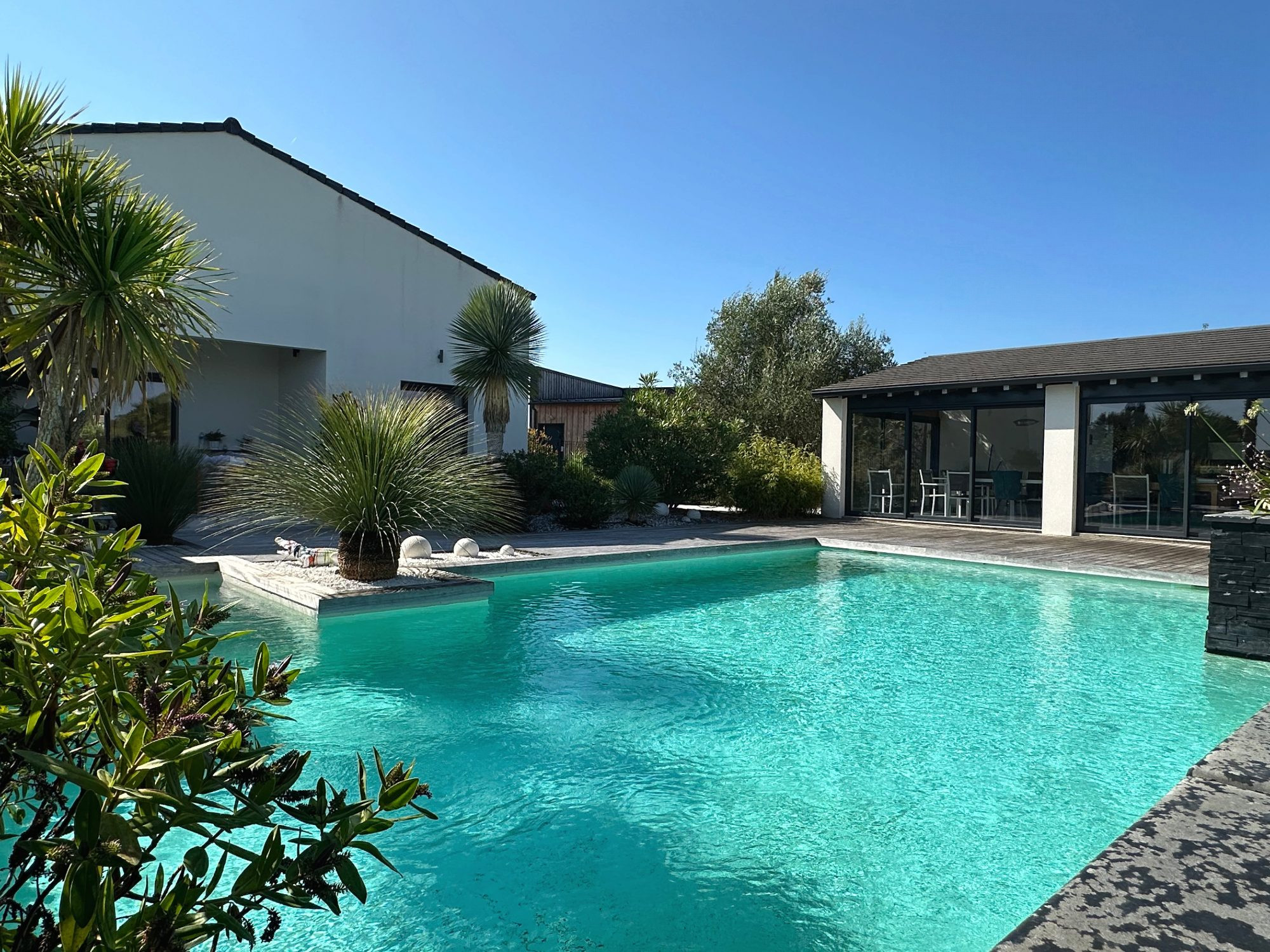 Sonnac - Maison contemporaine de plain-pied avec piscine et garage de 71 m²