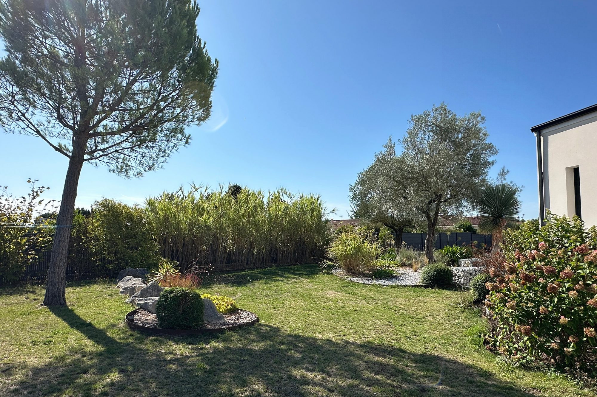 Sonnac - Contemporary single-story house with swimming pool and 71 m² garage 4