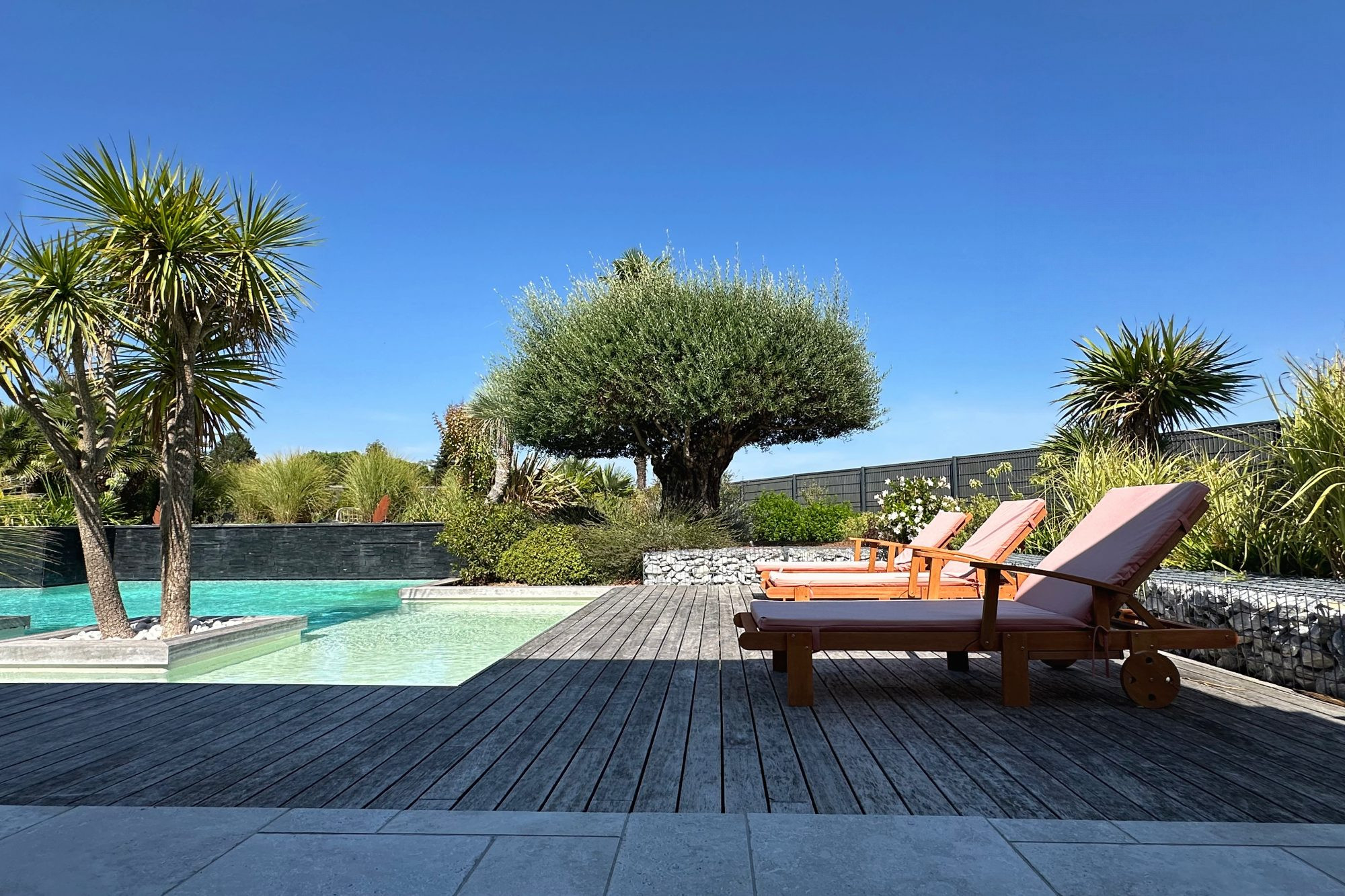 Sonnac - Maison contemporaine de plain-pied avec piscine et garage de 71 m²