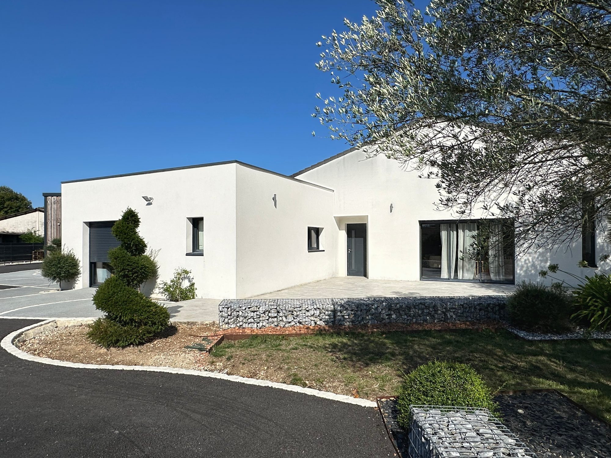 Sonnac - Contemporary single-story house with swimming pool and 71 m² garage 3