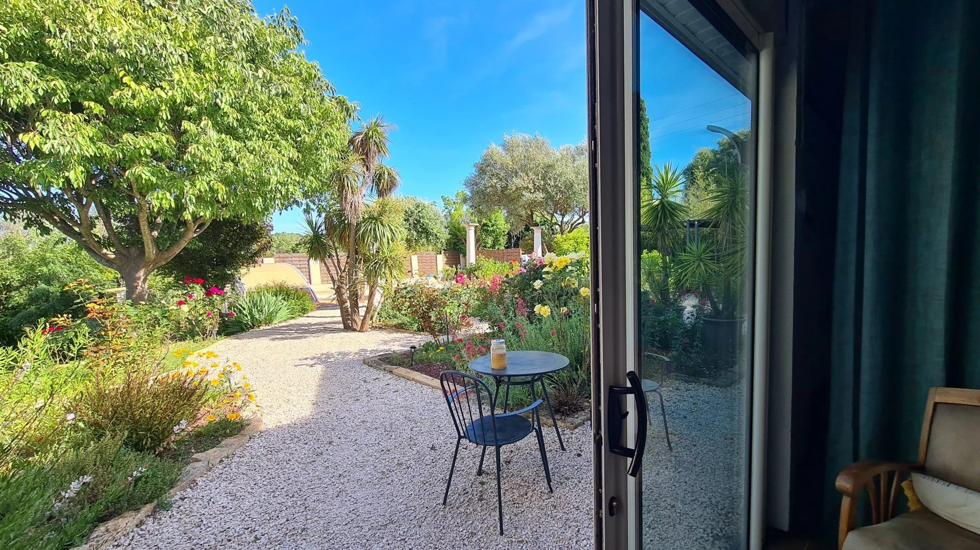 Large family villa with English-style garden, swimming pool and outbuildings 5