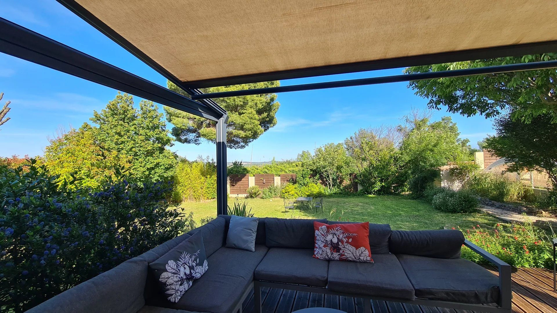 Large family villa with English-style garden, swimming pool and outbuildings 4