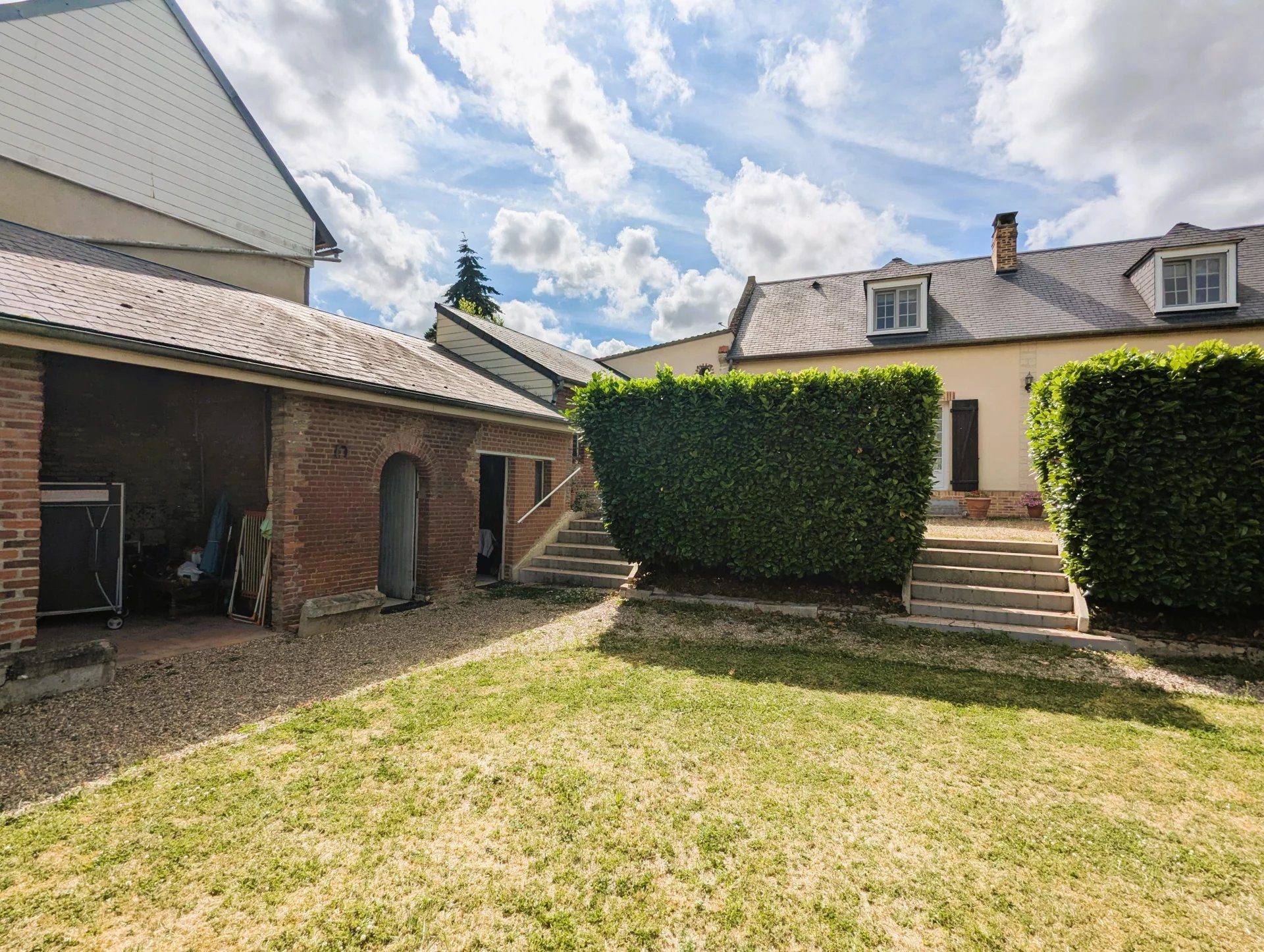 À 1h de Paris, votre maison de campagne avec dépendances et jardin clos