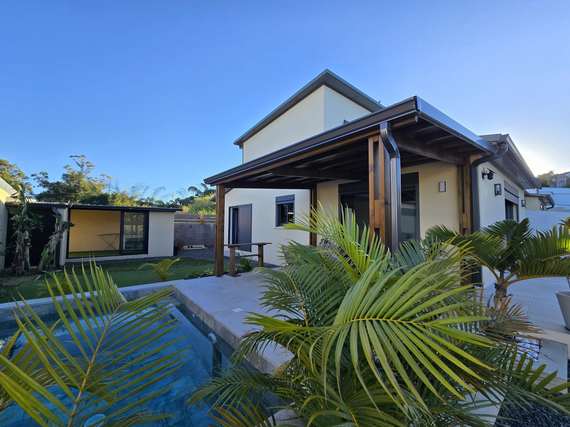 Family Villa with Swimming Pool and Rental Potential – Mont Vert, Saint-Pierre 2
