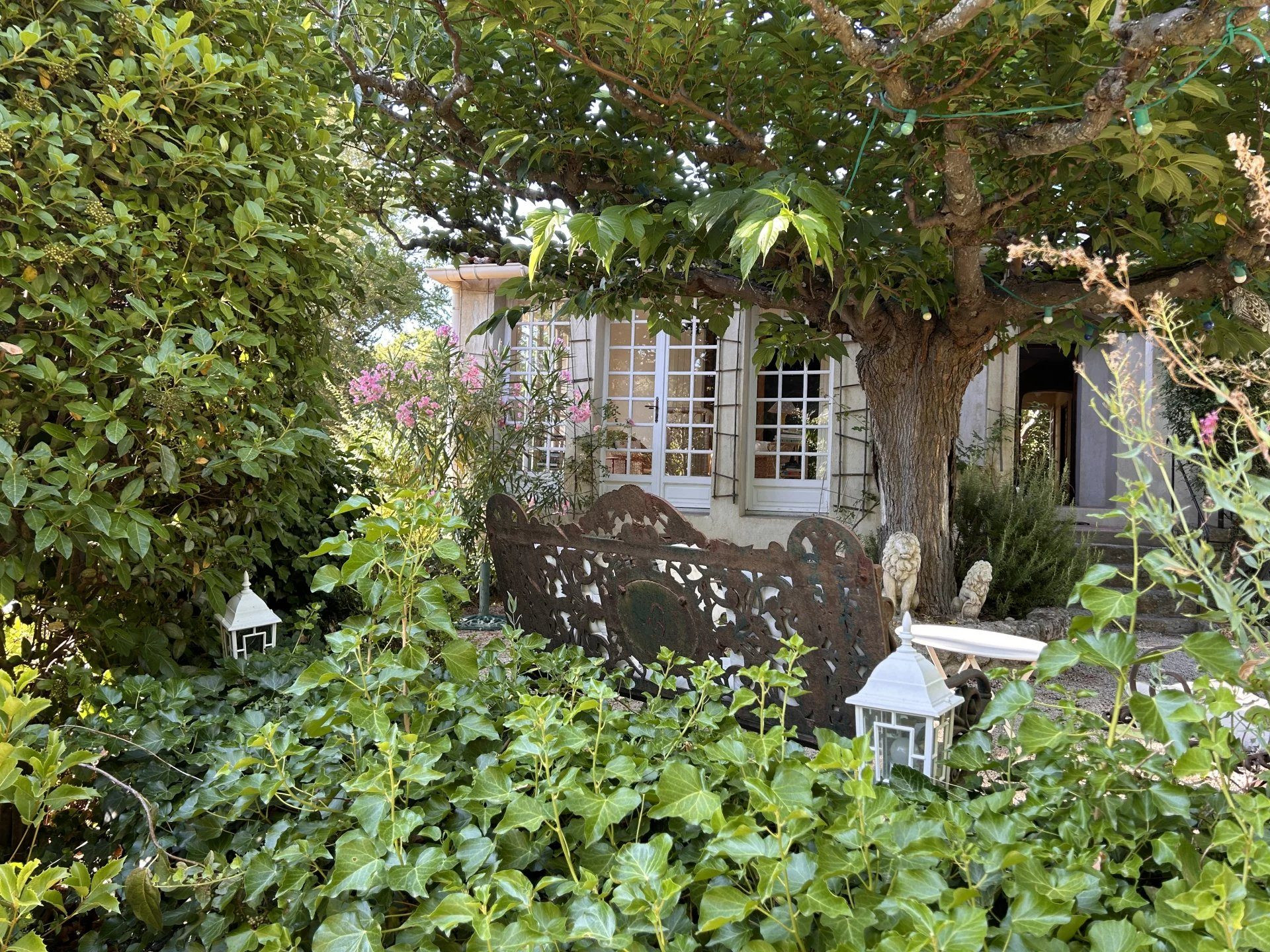 5 minutes from Pont Royal Golf Course, Charming House in Vernègues with Swimming Pool and Garden 5