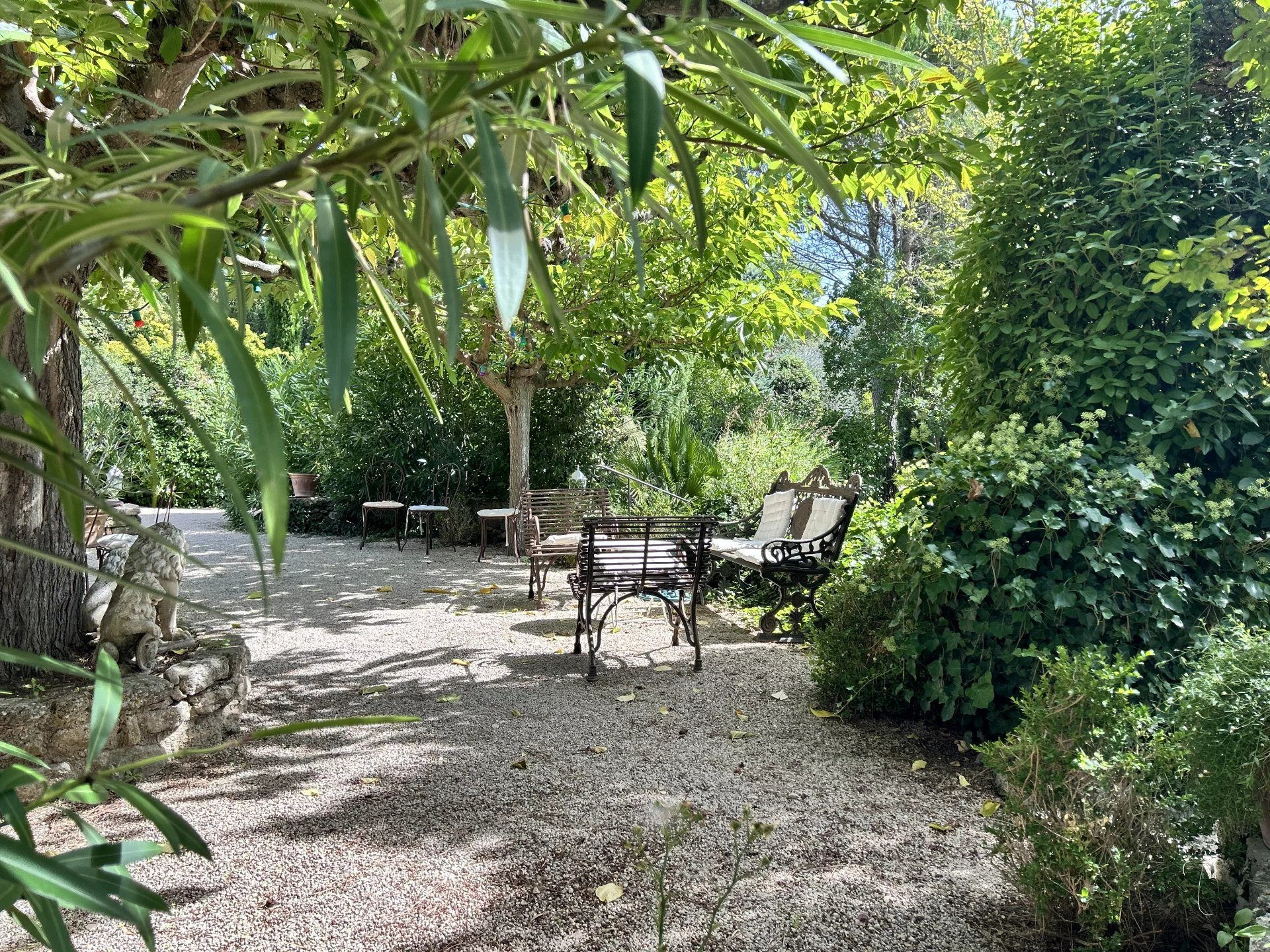 5 minutes from Pont Royal Golf Course, Charming House in Vernègues with Swimming Pool and Garden 3