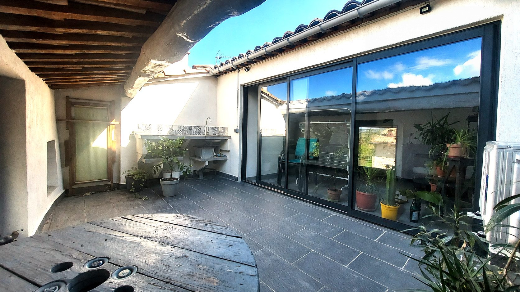 Maison atypique en pierre rénovée –  Garage et Terrasse