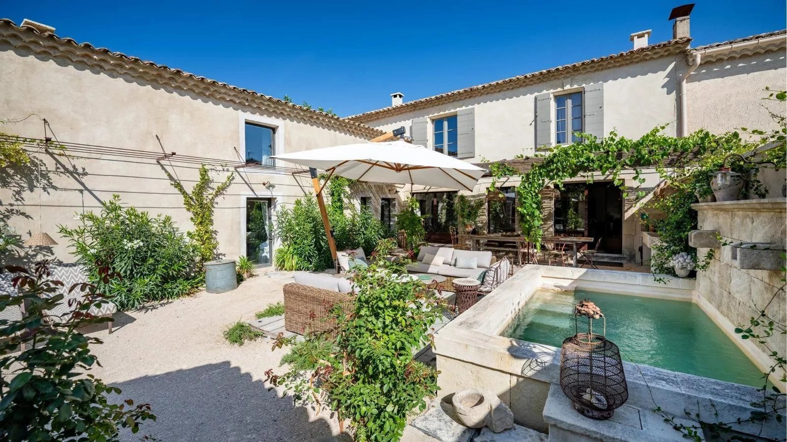 Exceptionnelle et rare maison de village aux portes du massif des Alpilles.