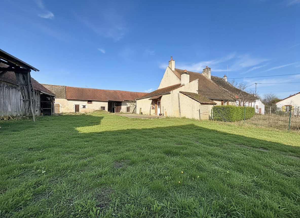 Ensemble immobilier avec maison rénovée + longère à rénover – Saint-Gervais-en-Vallière