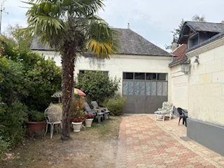 Characteristic tuffeau stone house 4