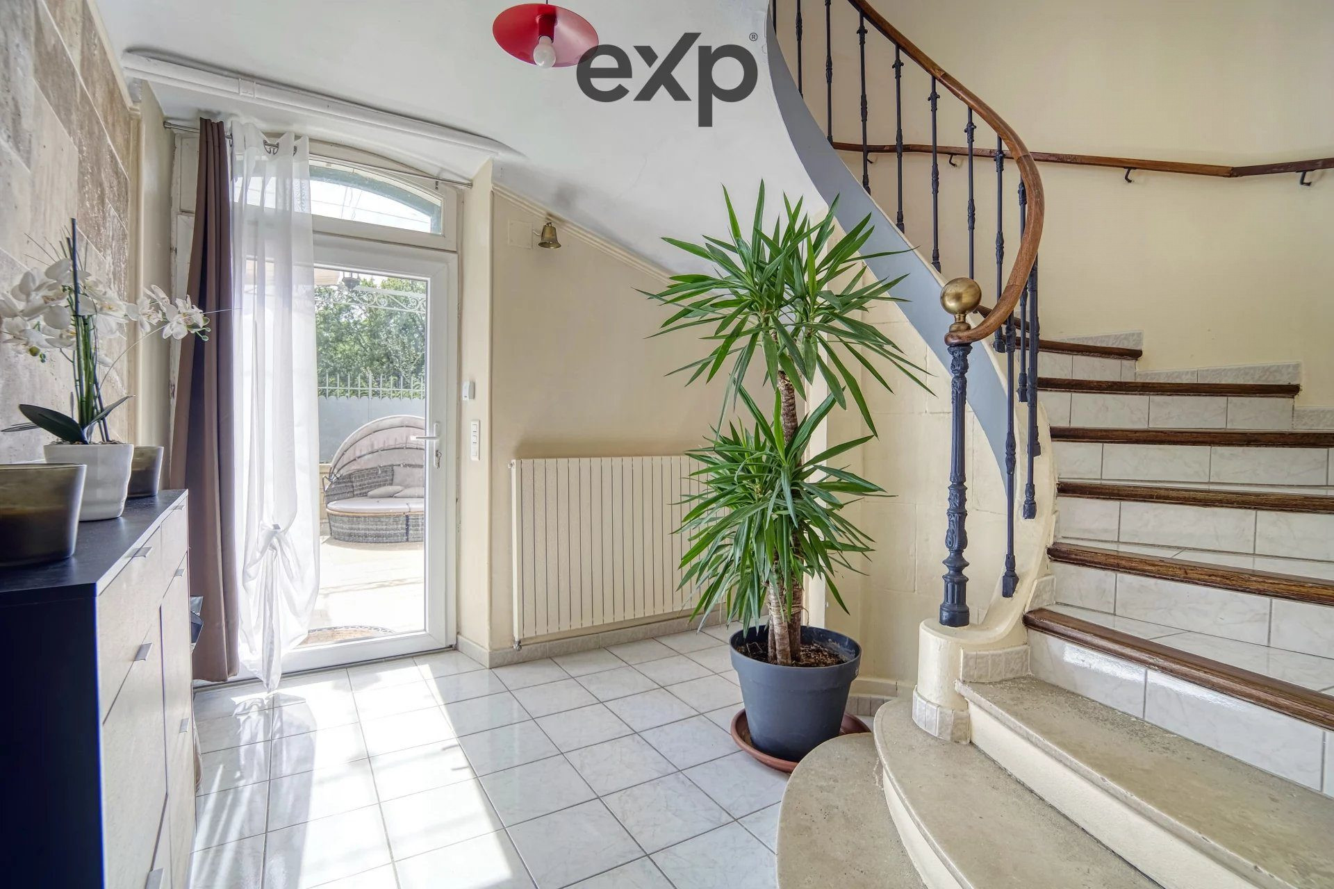 Rare for sale: Renovated Townhouse with Swimming Pool and Terrace – Apt, Vaucluse 3