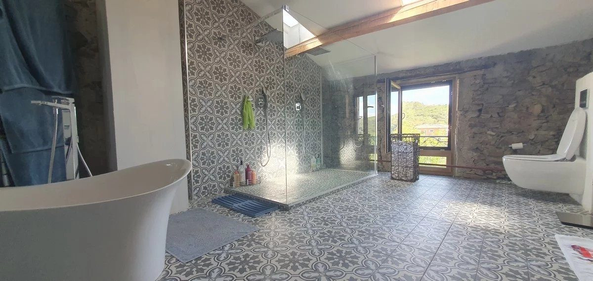 Maison 6 pièces 290 m² · à Cabrerolles · 290 m² · 275 000 €