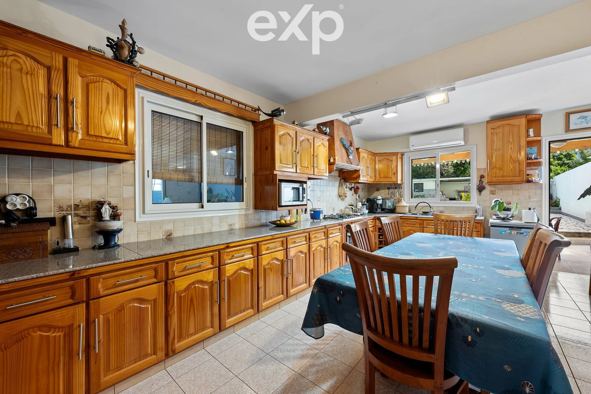 F6 villa of 197m² in SAINT-JOSEPH 4