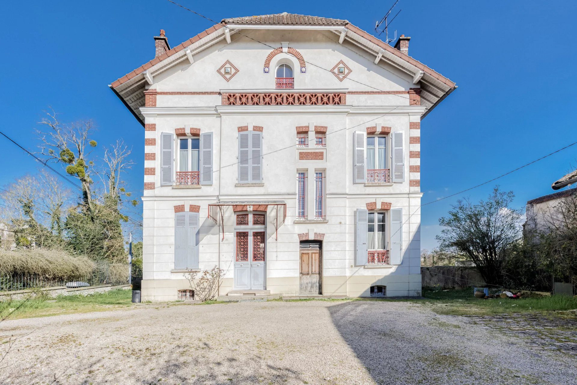 Maison de Maître au cœur de Meaux + Dépendances