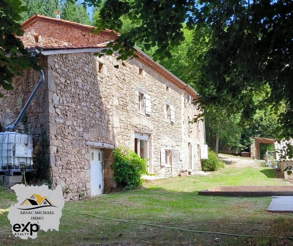 Propriété avec Grand Terrain et Dépendances