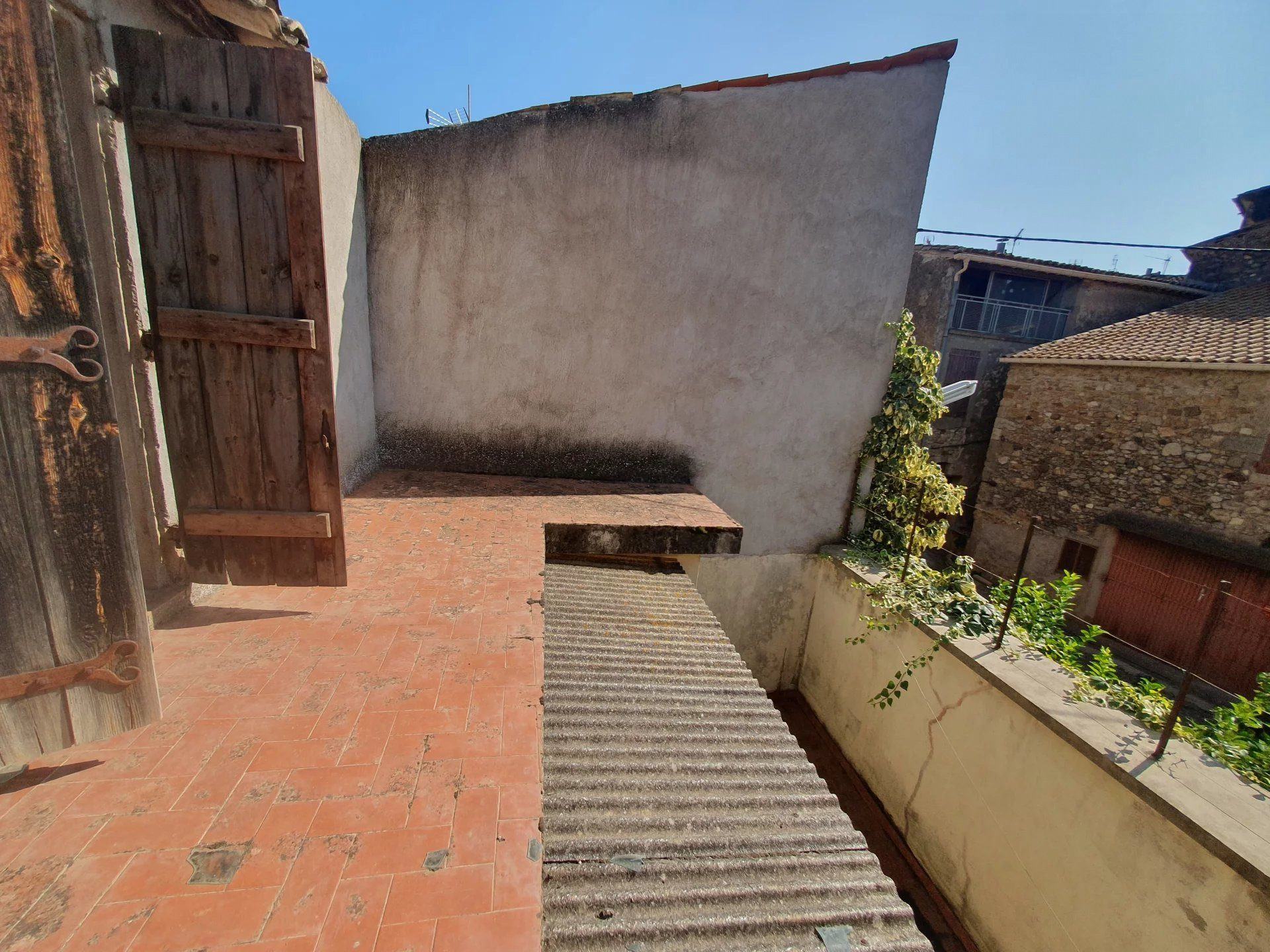 Village house with terrace and garage to completely renovate