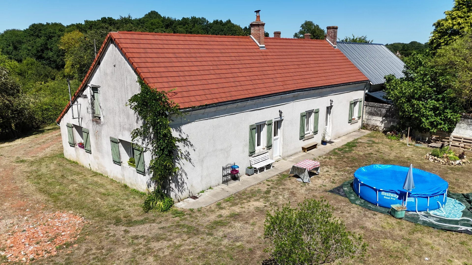 Maison ancienne rénovée avec dépendances sur 4500 m² de terrain proche de Montrichard