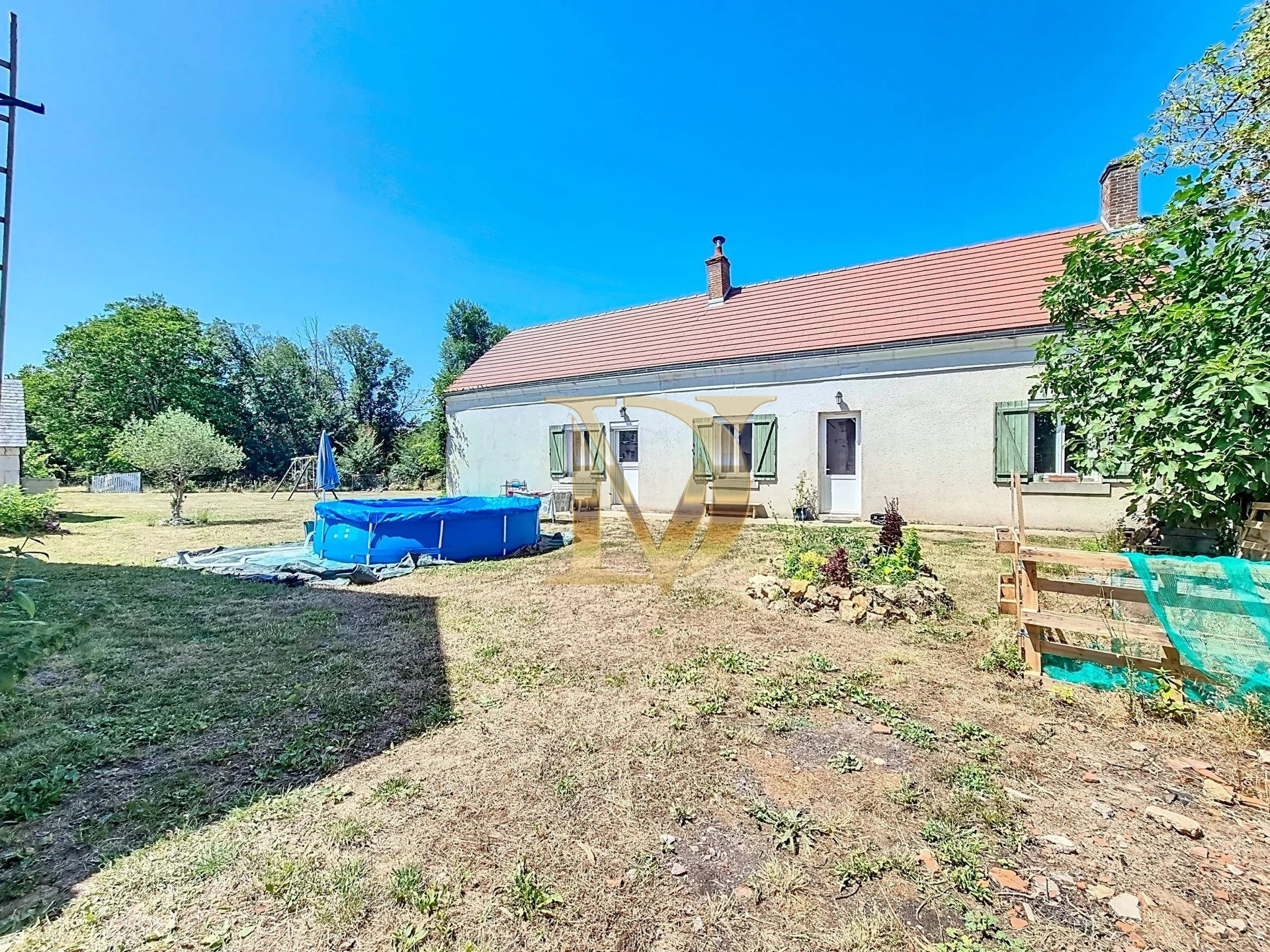 Maison ancienne rénovée avec dépendances sur 4500 m² de terrain proche de Montrichard