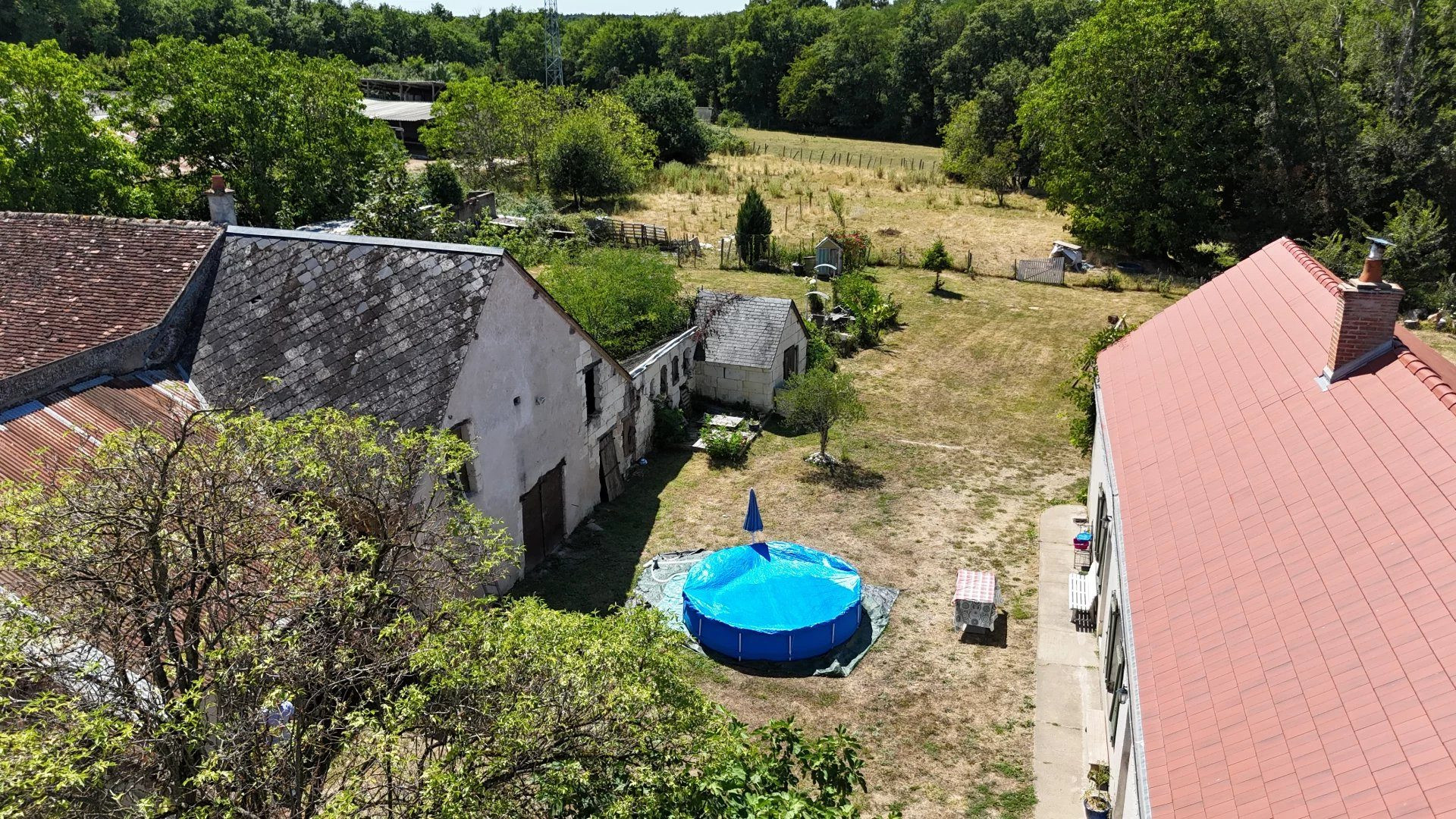 Maison ancienne rénovée avec dépendances sur 4500 m² de terrain proche de Montrichard