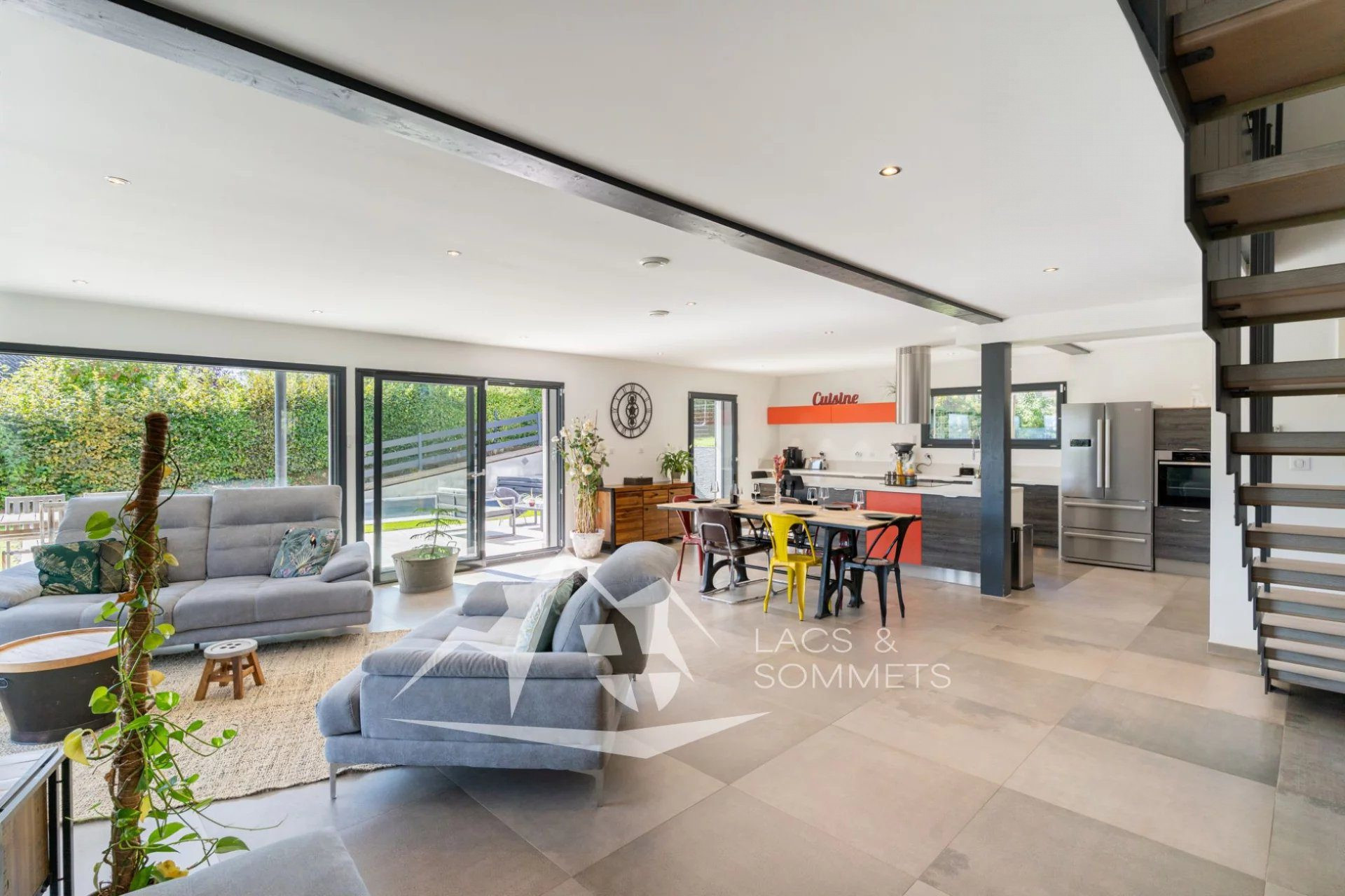 Villa avec dépendance Cuvat : 5 chambres, piscine et vue montagne à 3 min de l’A41