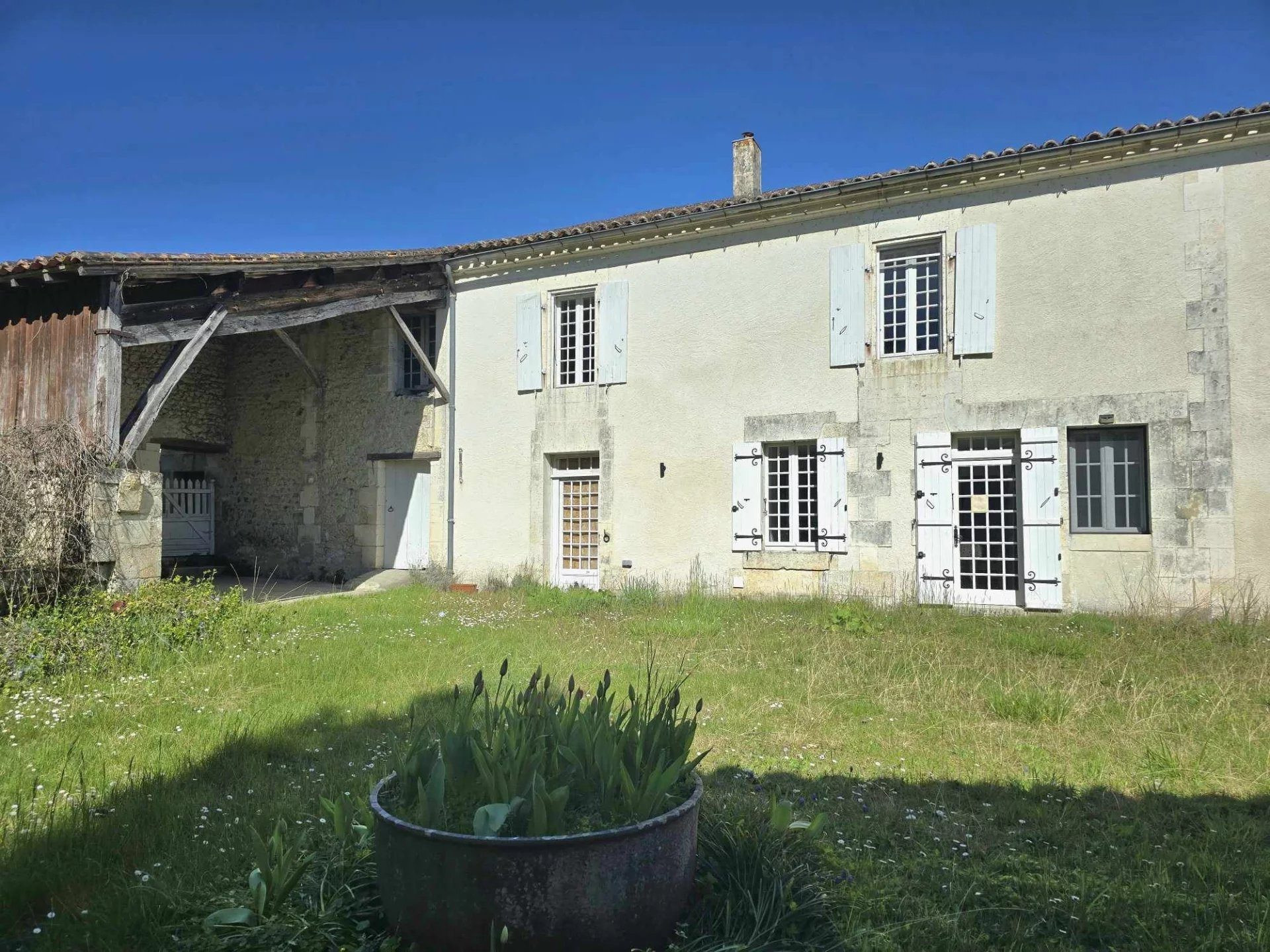 Très belle maison de bourg à Celles avec joli parc