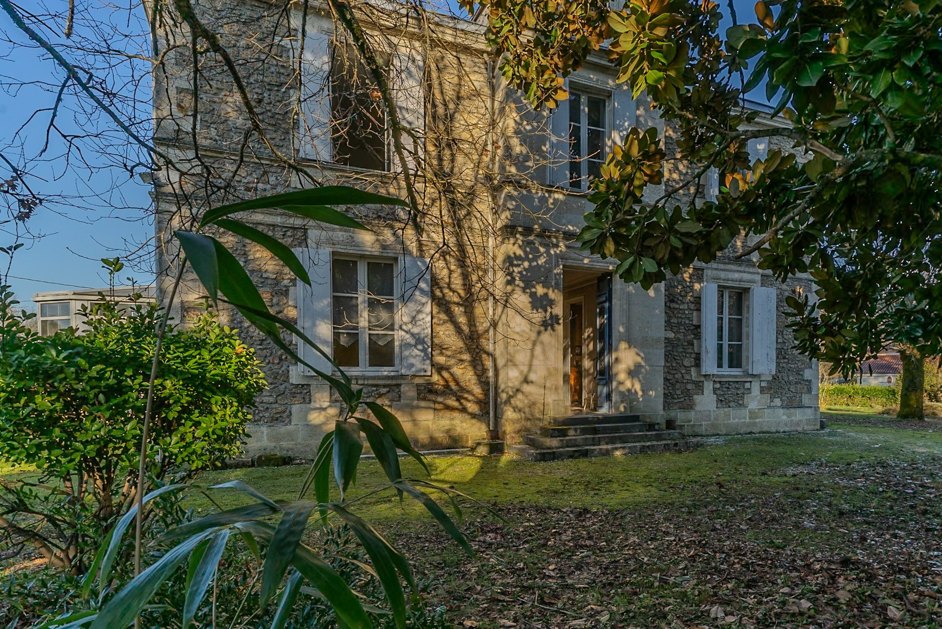 Maison de caractère au cœur de Salles – Charme et potentiel exceptionnel