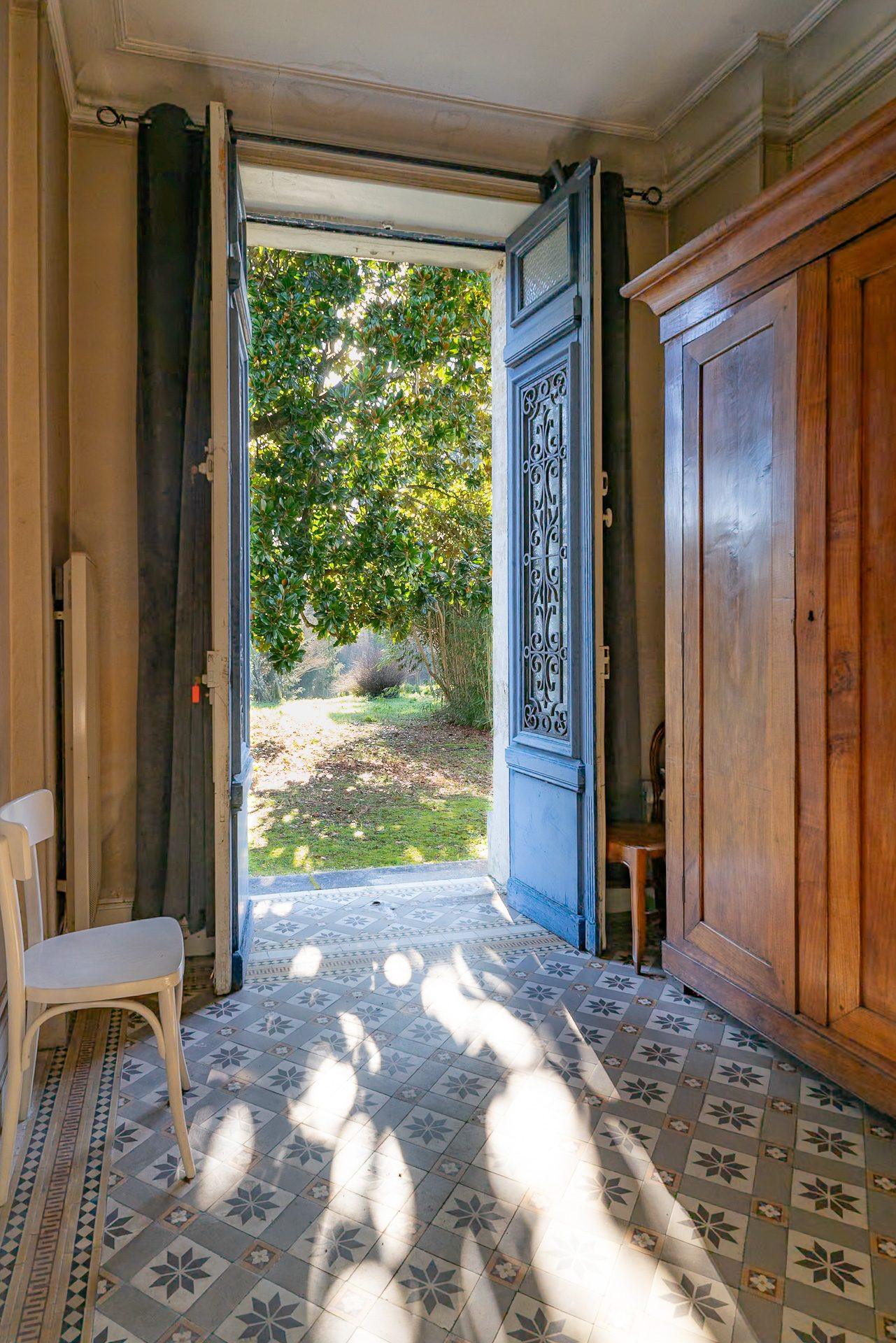 Maison de caractère au cœur de Salles – Charme et potentiel exceptionnel