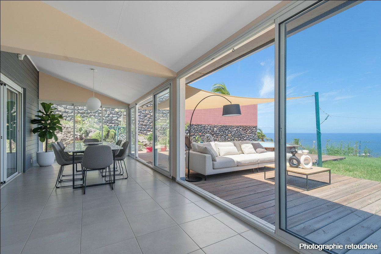 SEAFRONT VILLA + OUTBUILDING IN SAINT-GILLES LES BAINS 5