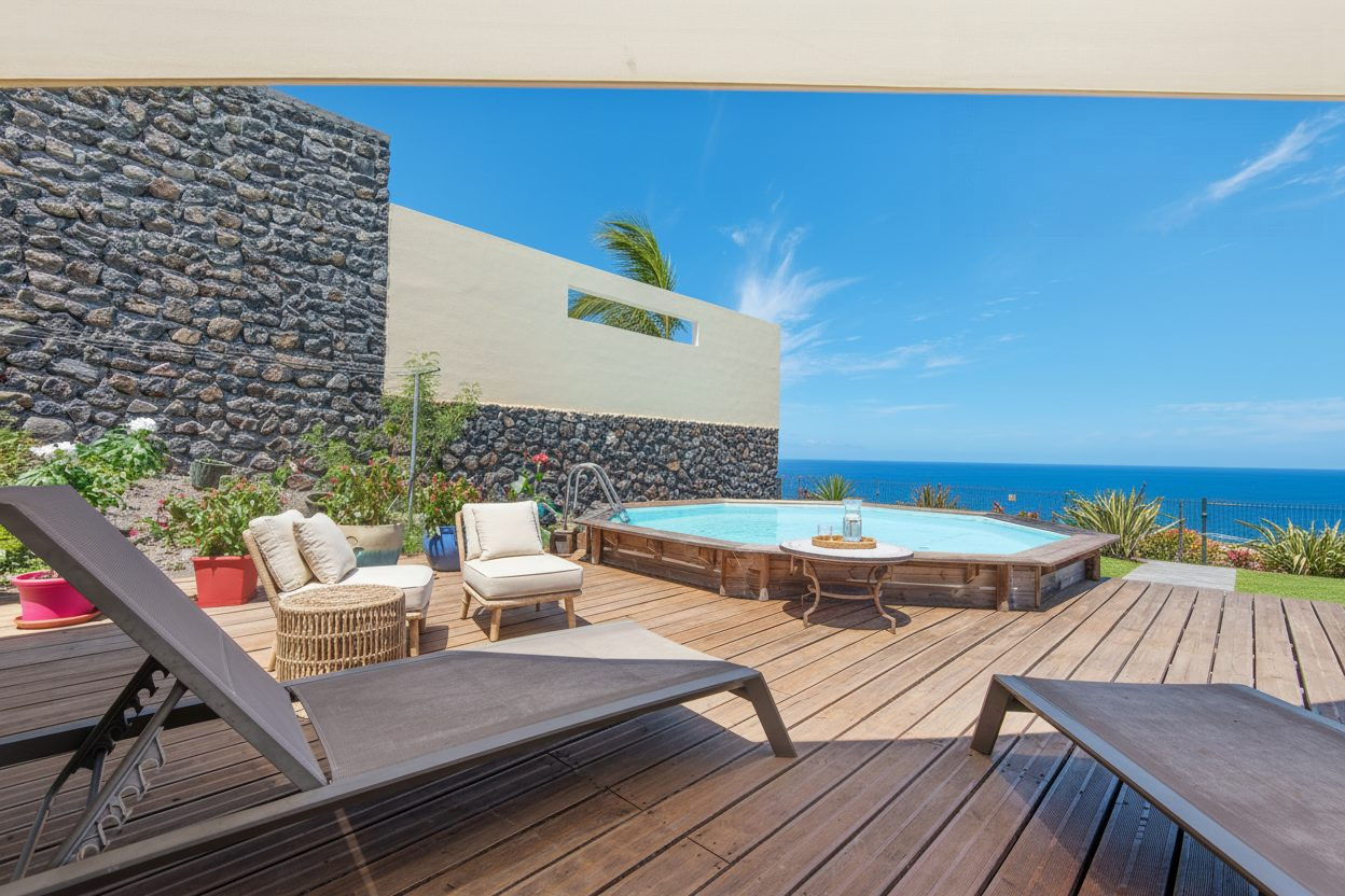 SEAFRONT VILLA + OUTBUILDING IN SAINT-GILLES LES BAINS 4