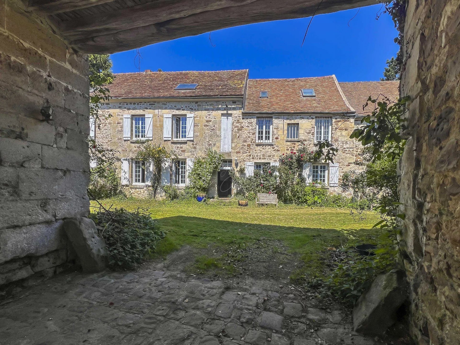 Ancienne ferme de charme – 382 m² habitables + 400 m² de dépendances – Vexin