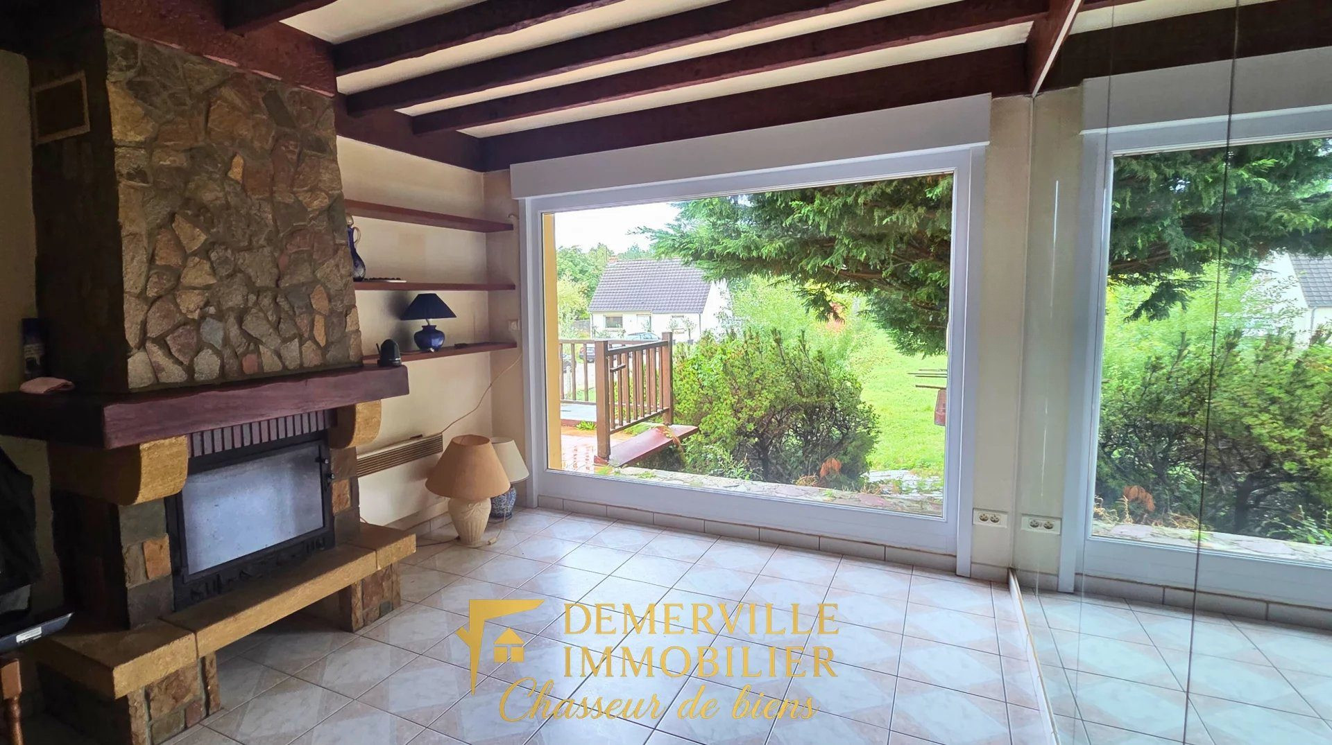 Semi-detached house with full basement and large natural space 3
