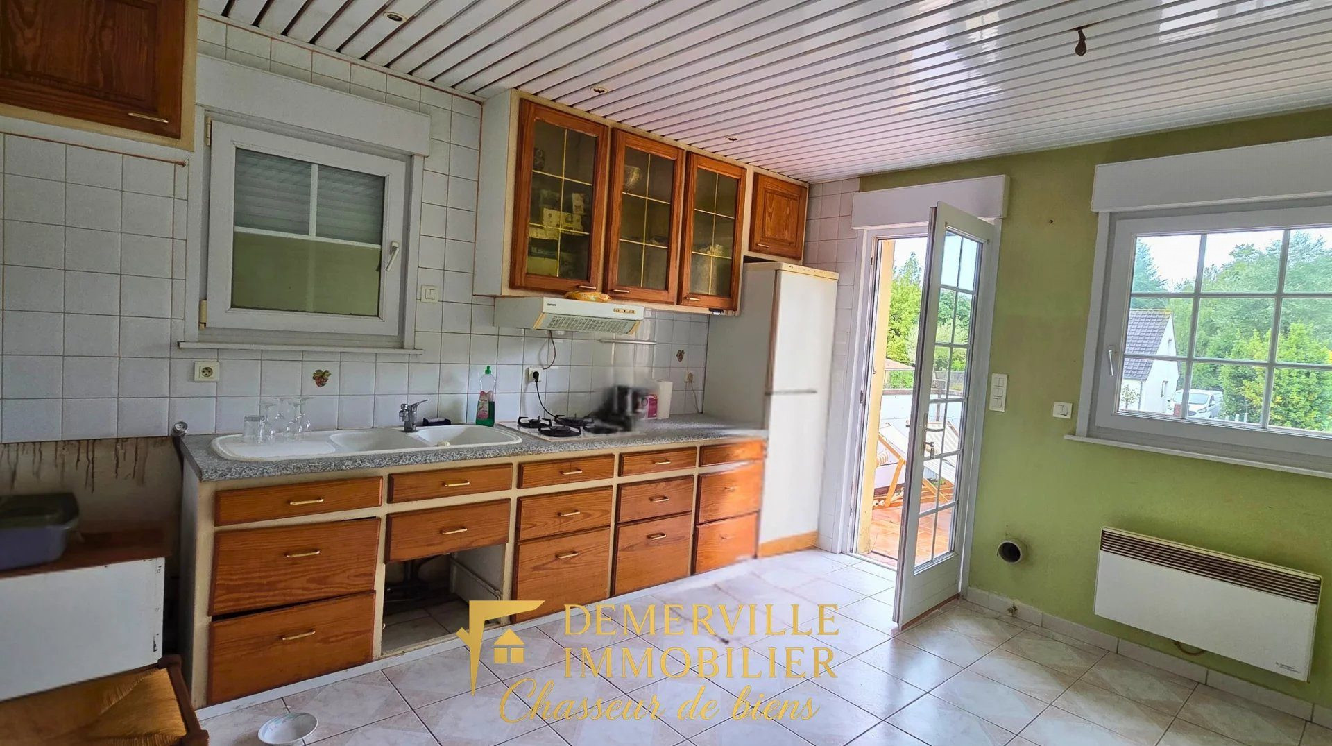 Semi-detached house with full basement and large natural space 4