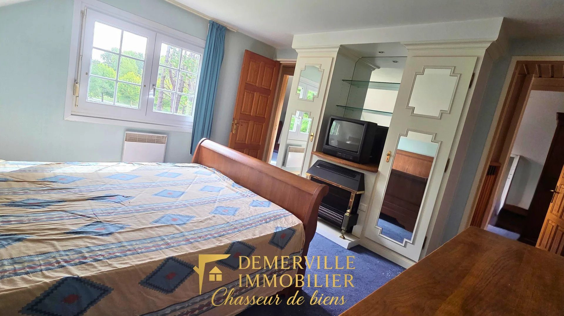 Semi-detached house with full basement and large natural space 5