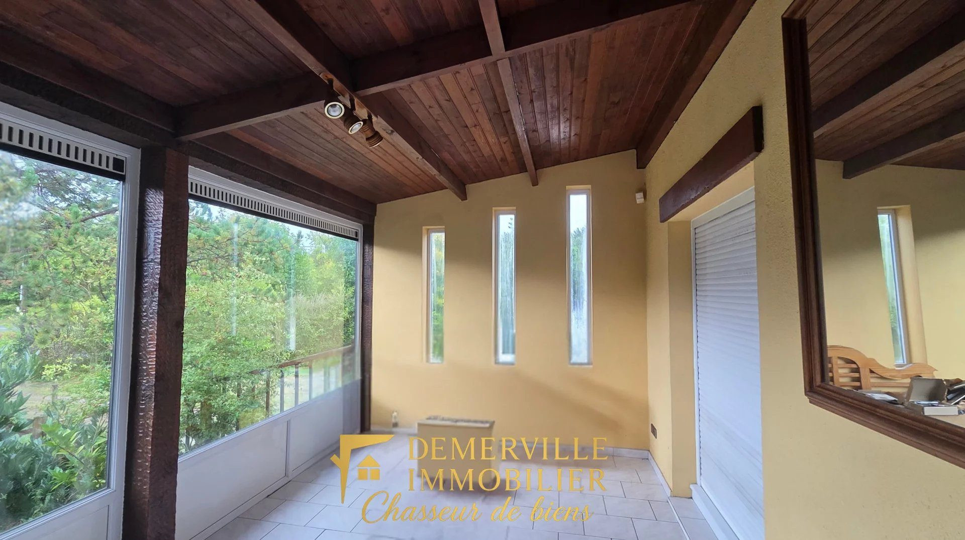 Maison individuelle semi plain-pied sur sous-sol complet et grand espace naturel