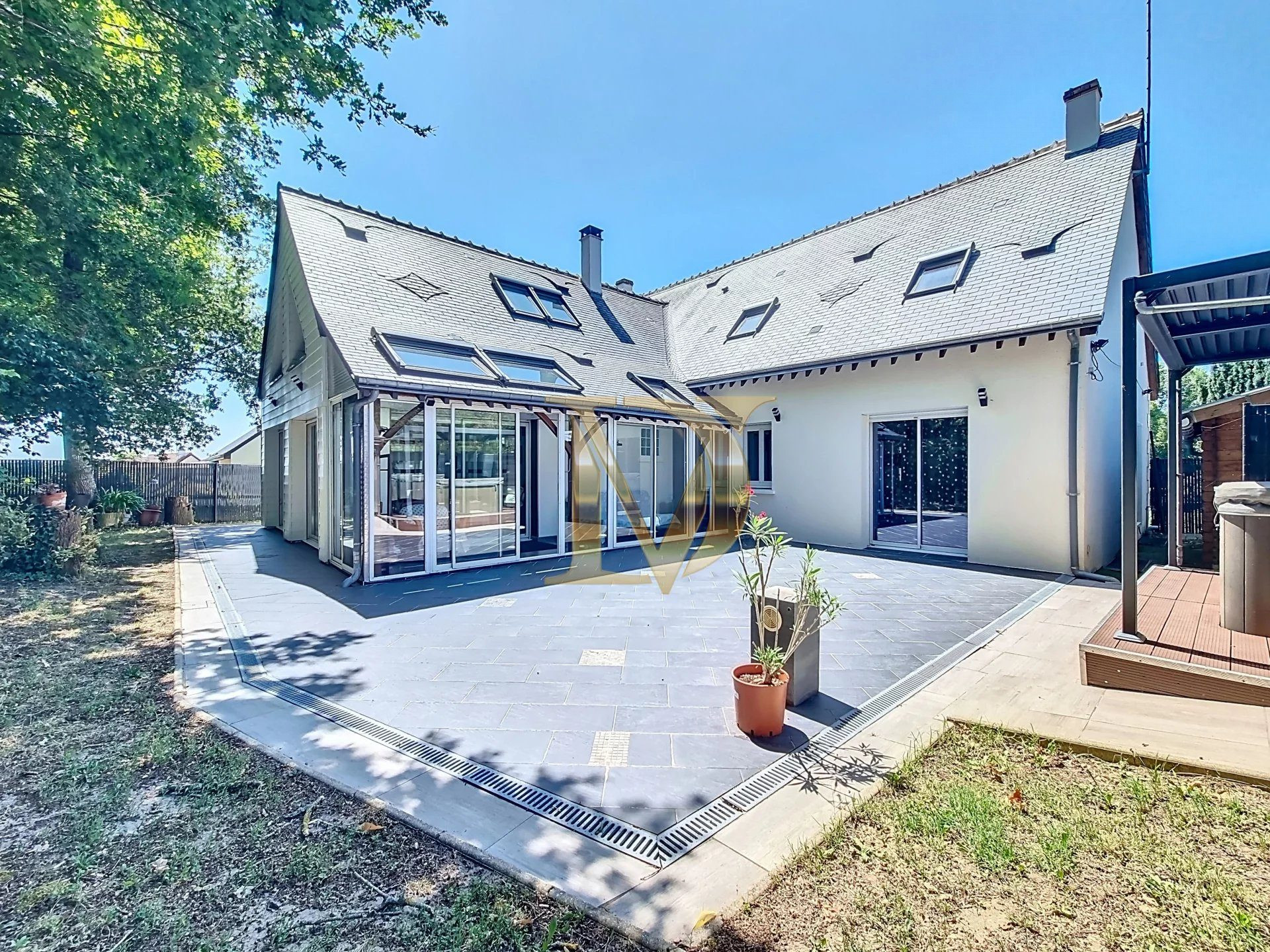Maison 10 pièces 227 m² · à La Croix-en-Touraine · 227 m² · 499 200 €