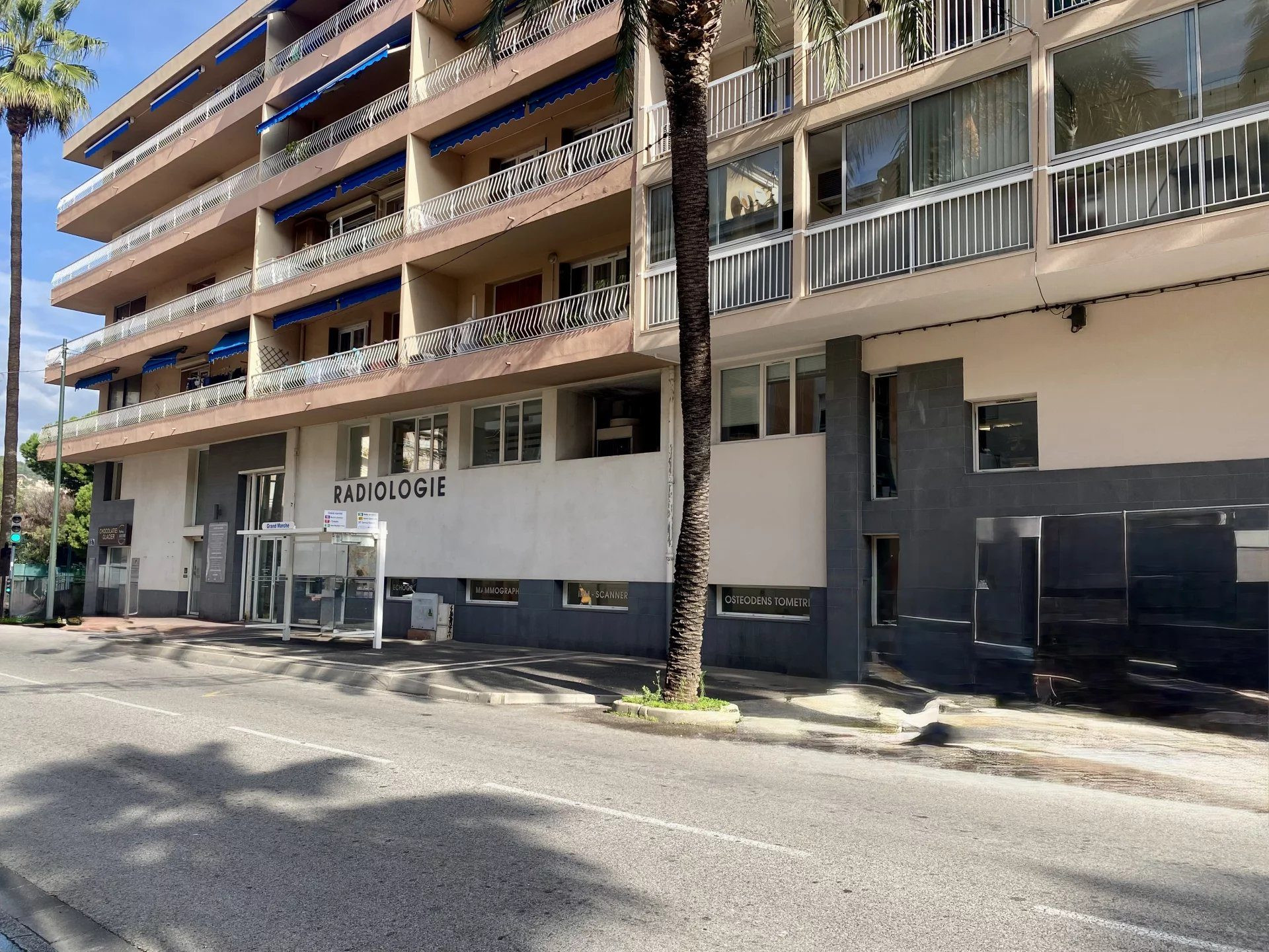 A VENDRE MURS COMMERCIAUX LOUES HYERES 1080 M2