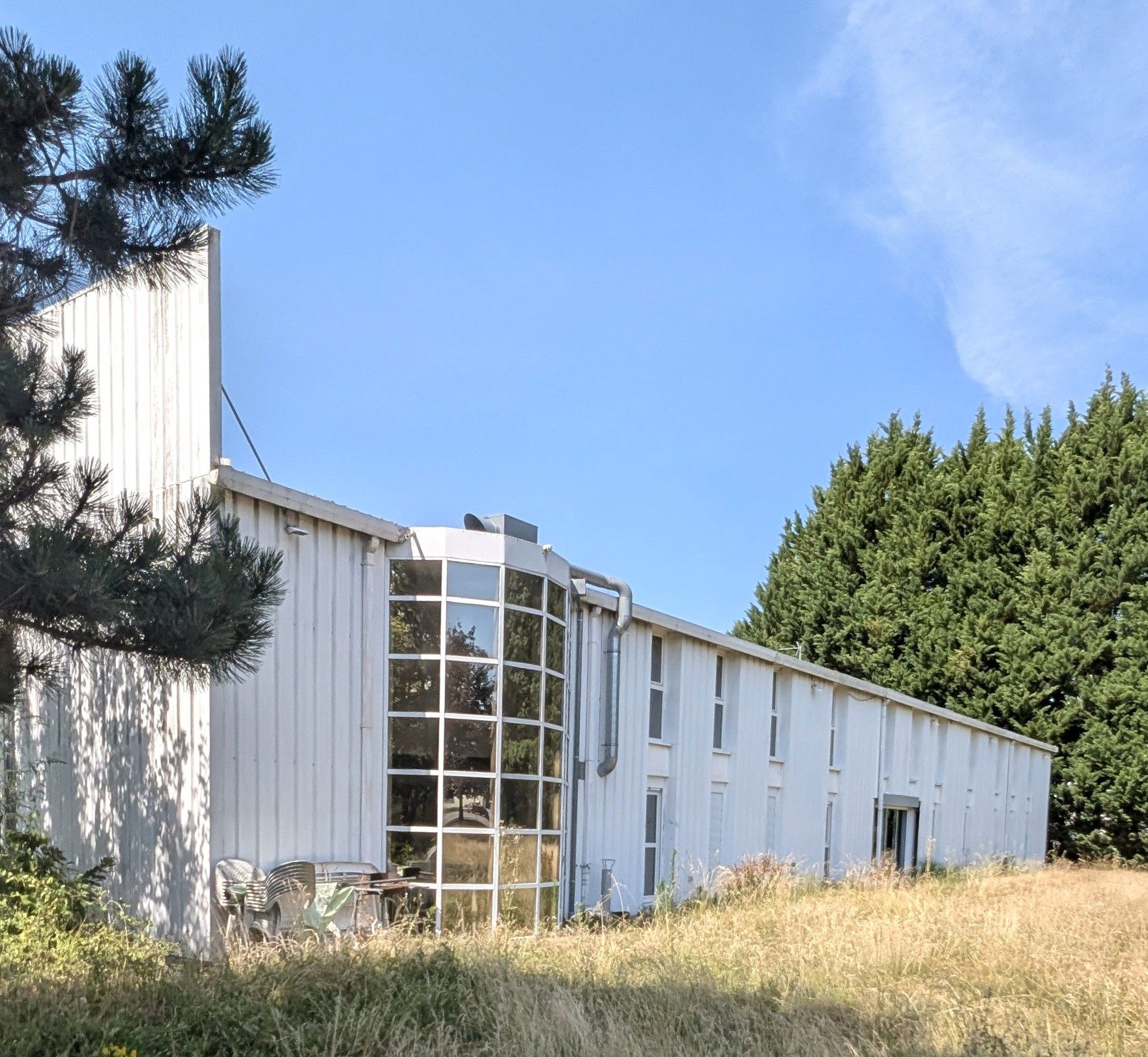 Locaux d'activités avec bureaux, atelier, stockage, logement.