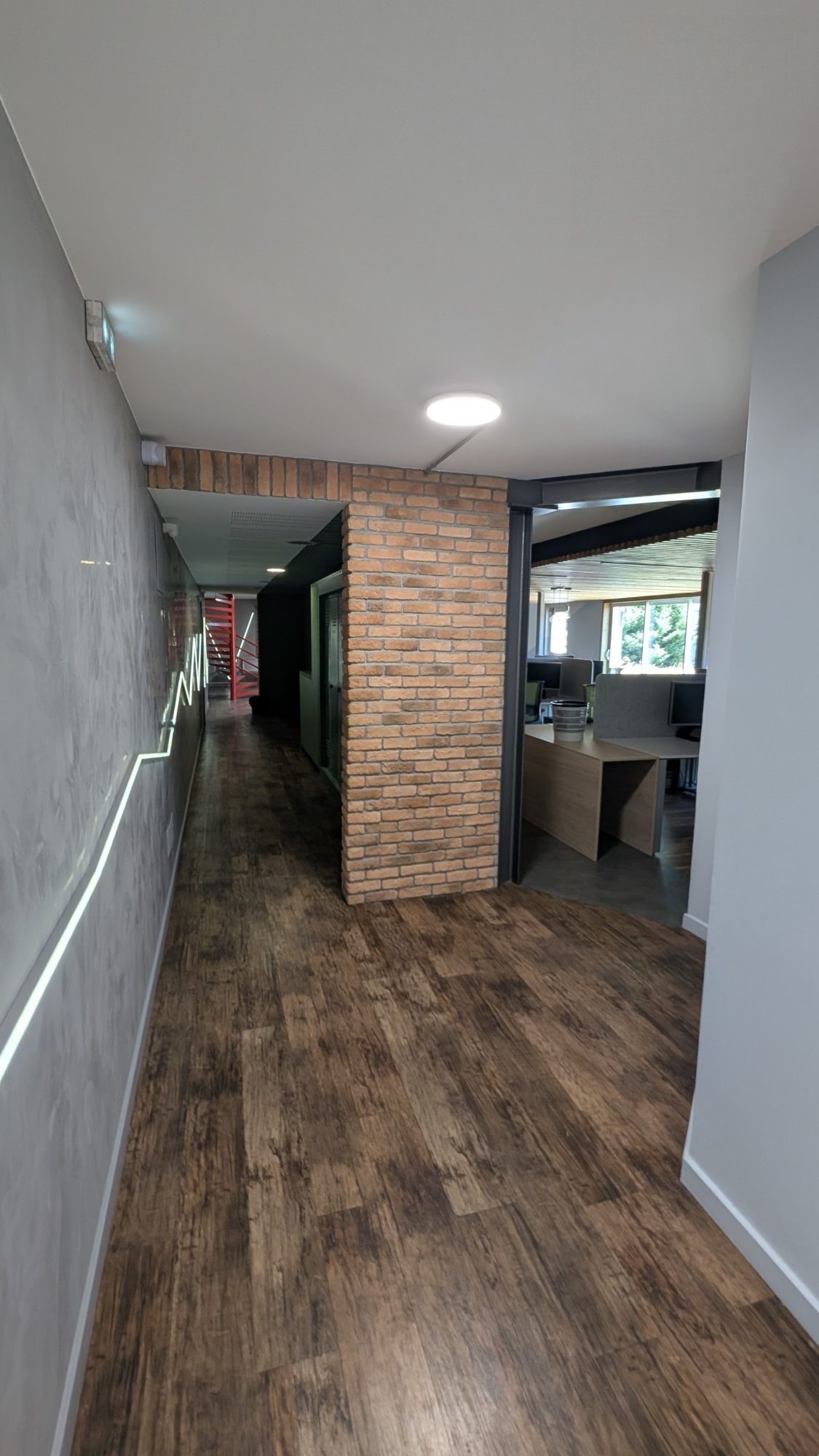 Locaux d'activités avec bureaux, atelier, stockage, logement.