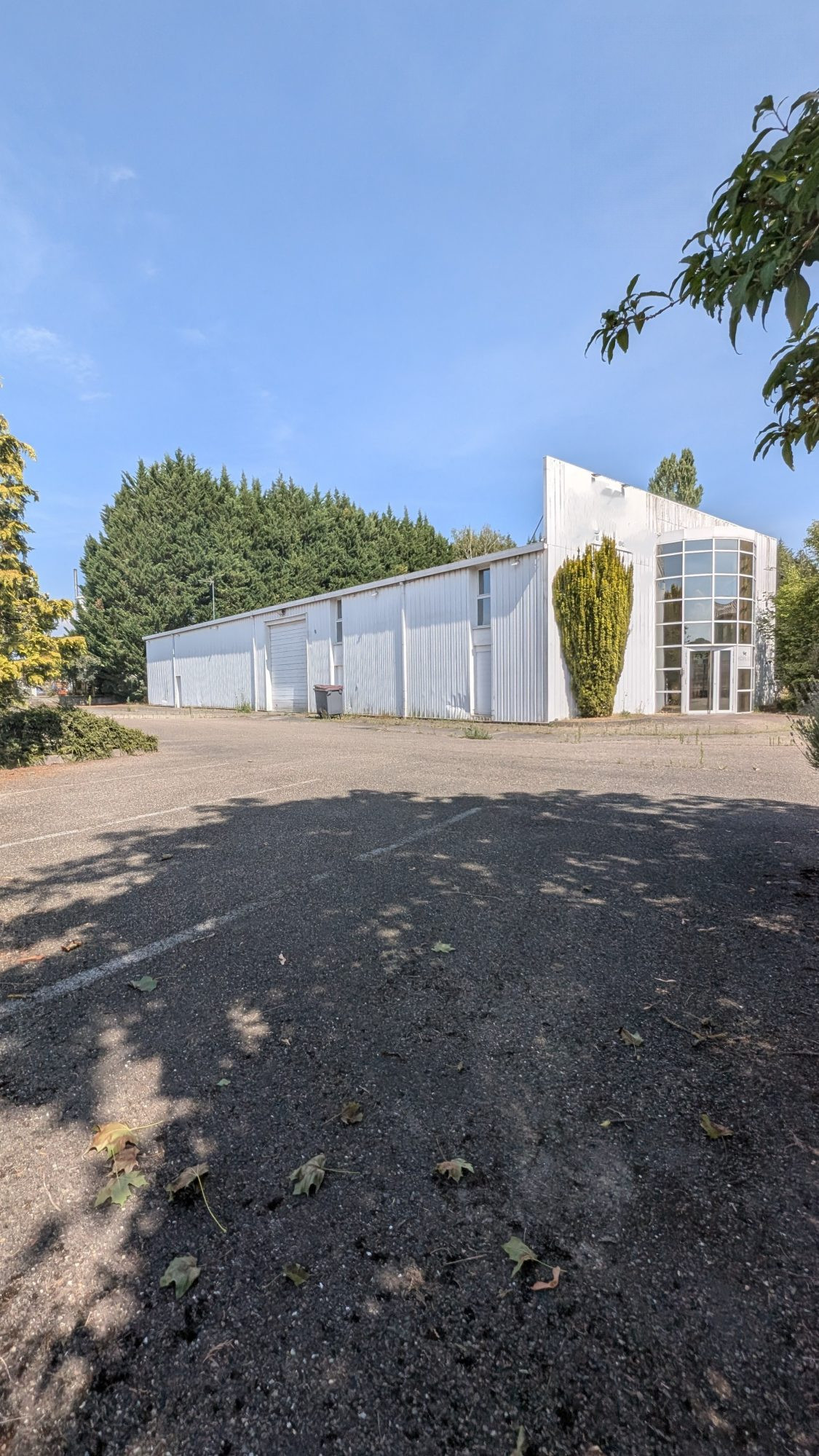 Locaux d'activités avec bureaux, atelier, stockage, logement.