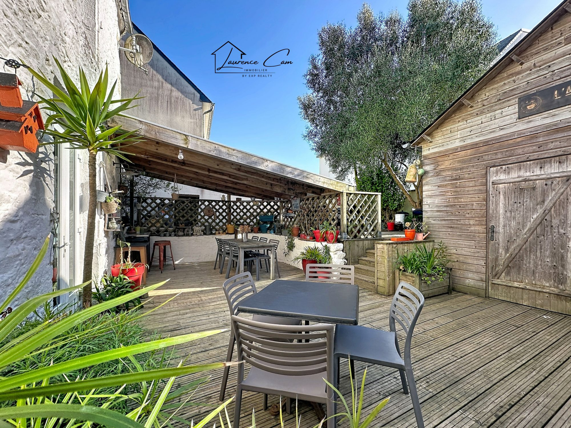 Commerce avec logement et terrasse dans une commune littorale du Finistère Nord