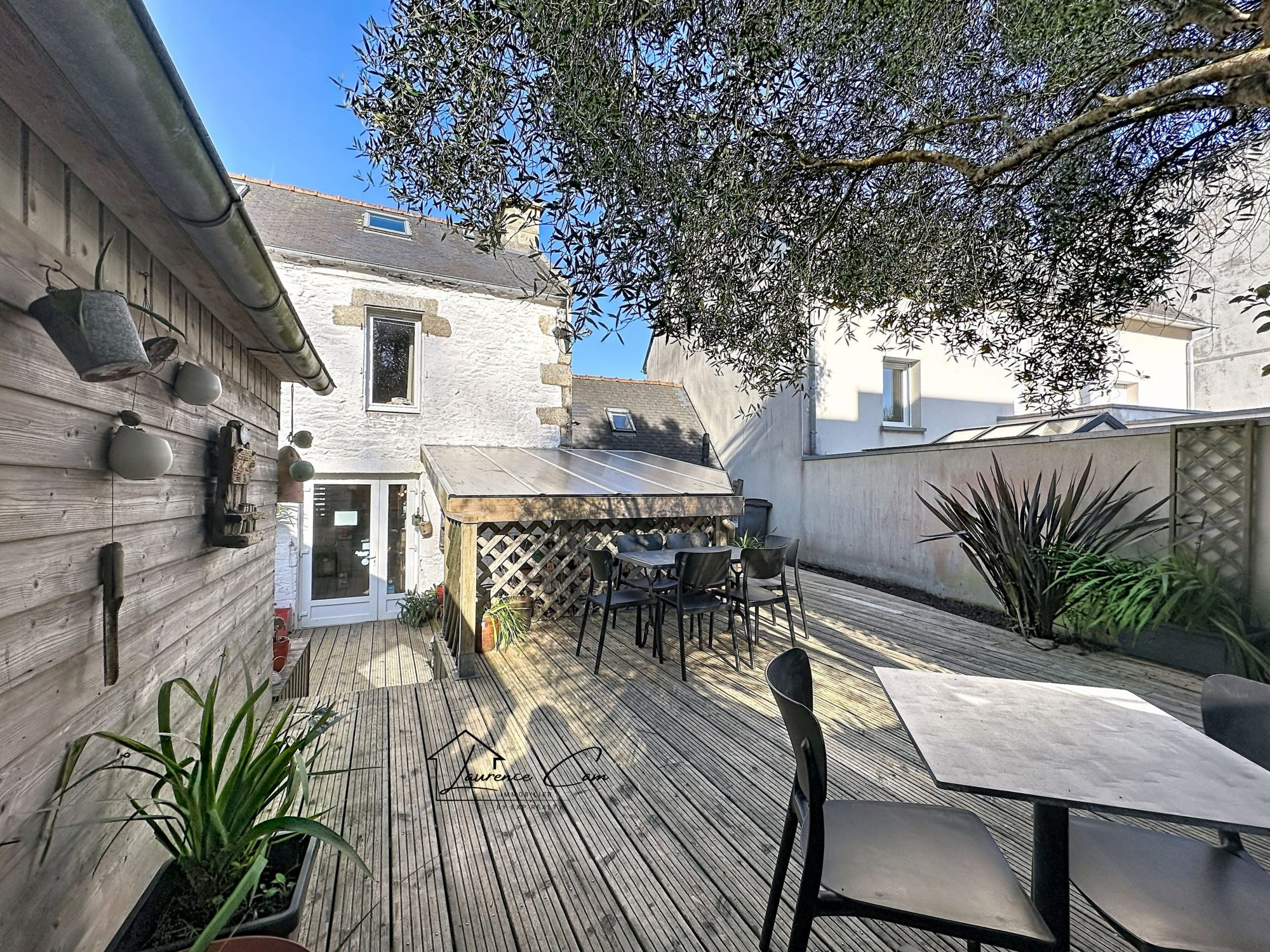Commercial property with accommodation and terrace in a coastal municipality in North Finistère 3